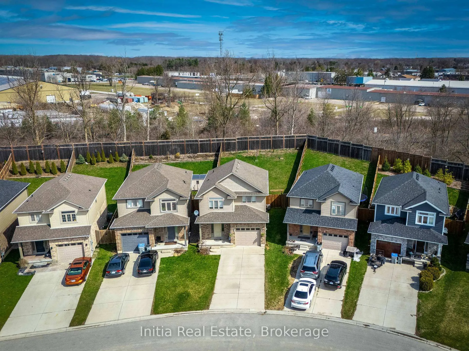 Photo 3 of 25 Queensway Drive, Strathroy-Caradoc, SE — HOMEH