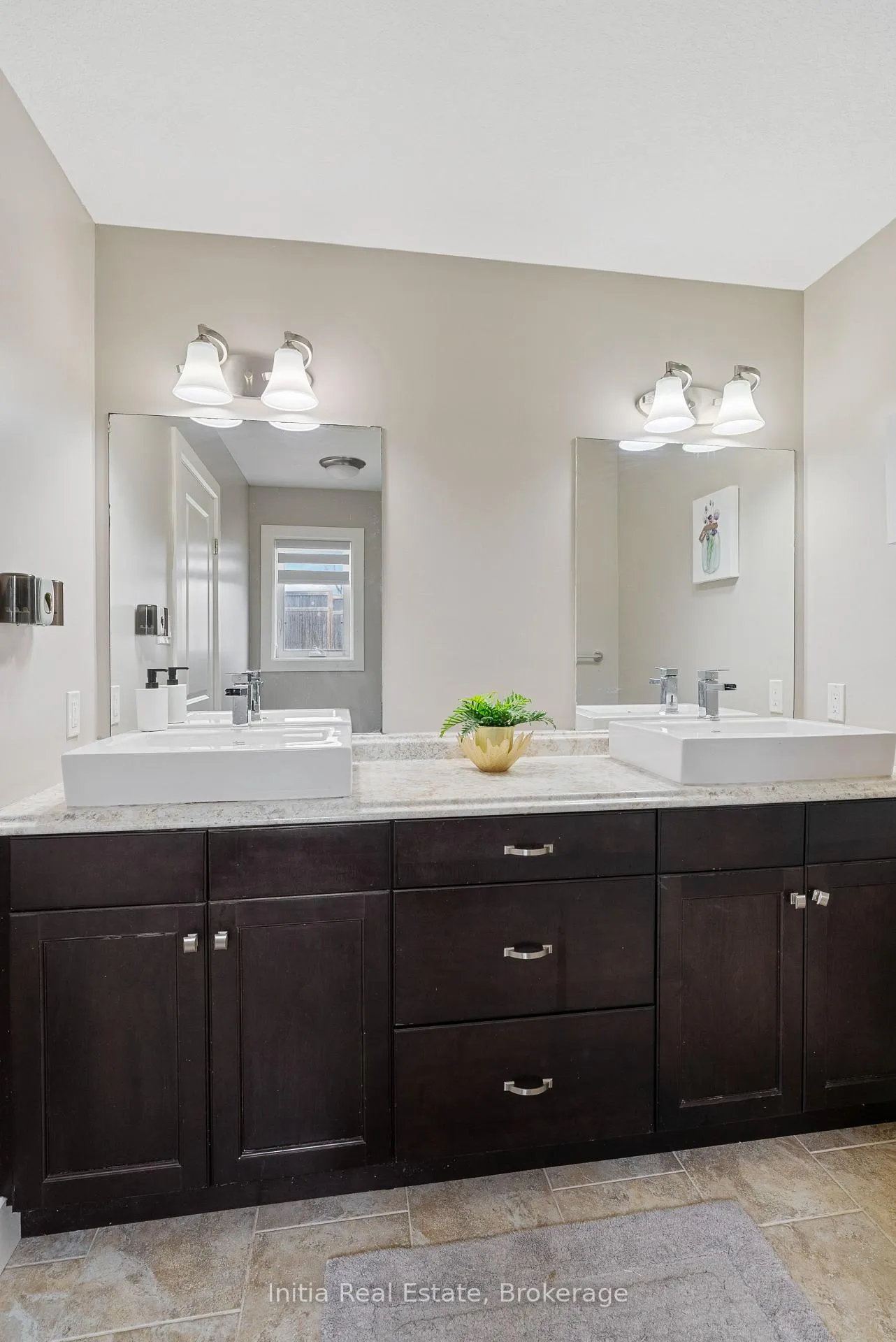 Photo 23 of 25 Queensway Drive, Strathroy-Caradoc, SE — HOMEH