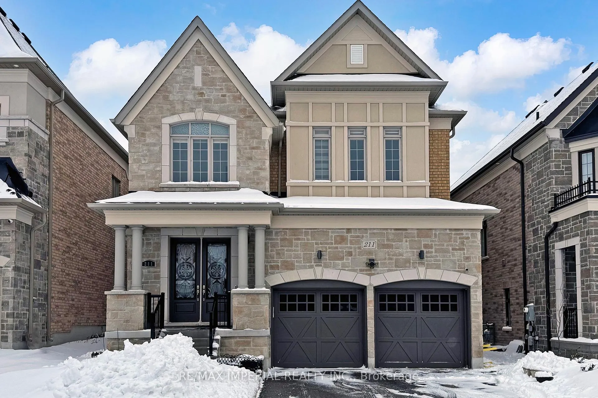 Front of 211 Touch Gold Crescent