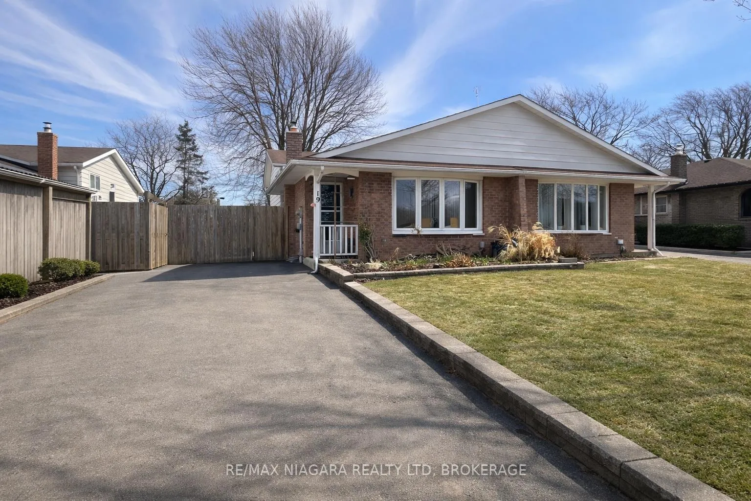 Photo 1 of 19 Nottingham Court, Welland, N. Welland — HOMEH