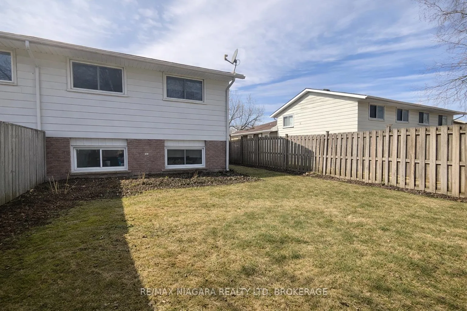 Photo 2 of 19 Nottingham Court, Welland, N. Welland — HOMEH