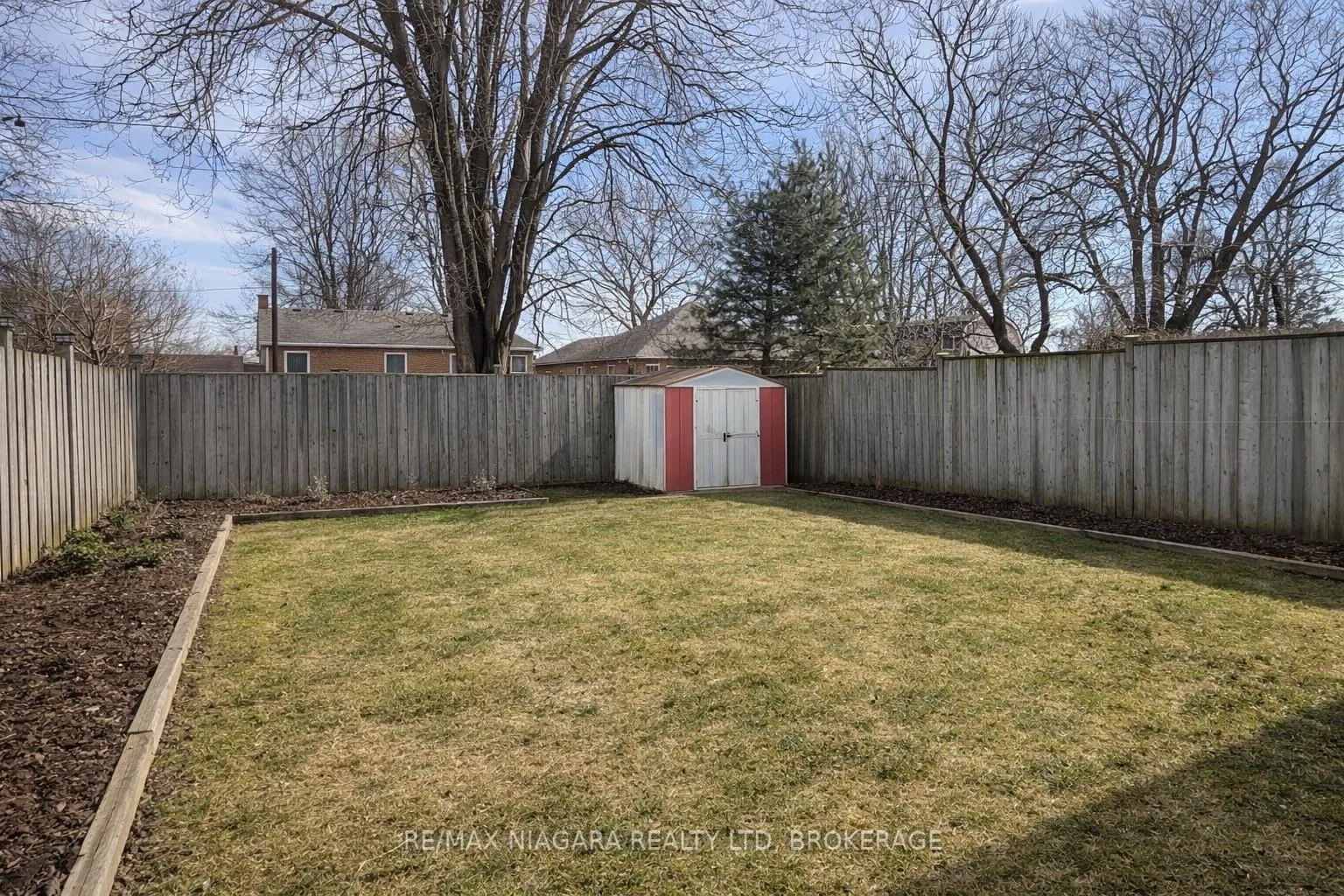 Photo 3 of 19 Nottingham Court, Welland, N. Welland — HOMEH