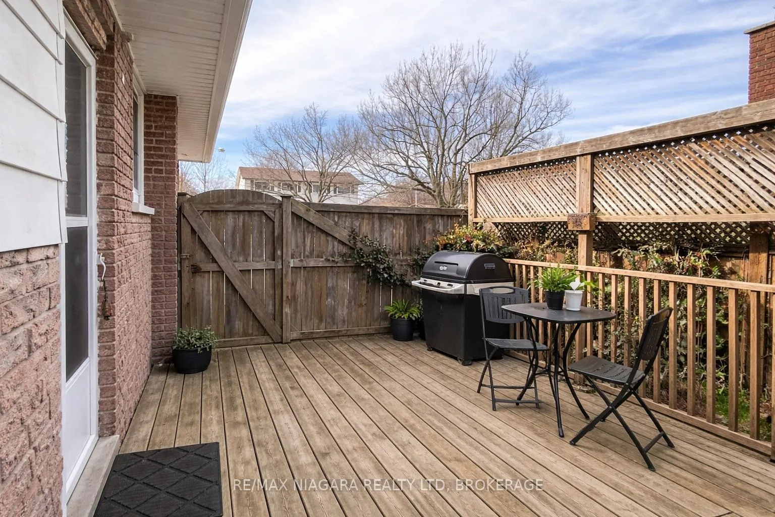Photo 4 of 19 Nottingham Court, Welland, N. Welland — HOMEH