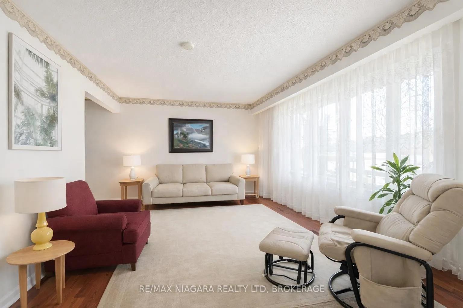 Photo 6 of 19 Nottingham Court, Welland, N. Welland — HOMEH