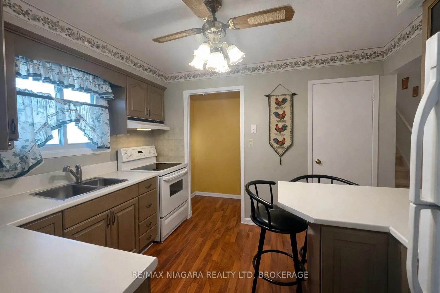 Photo 7 of 19 Nottingham Court, Welland, N. Welland — HOMEH