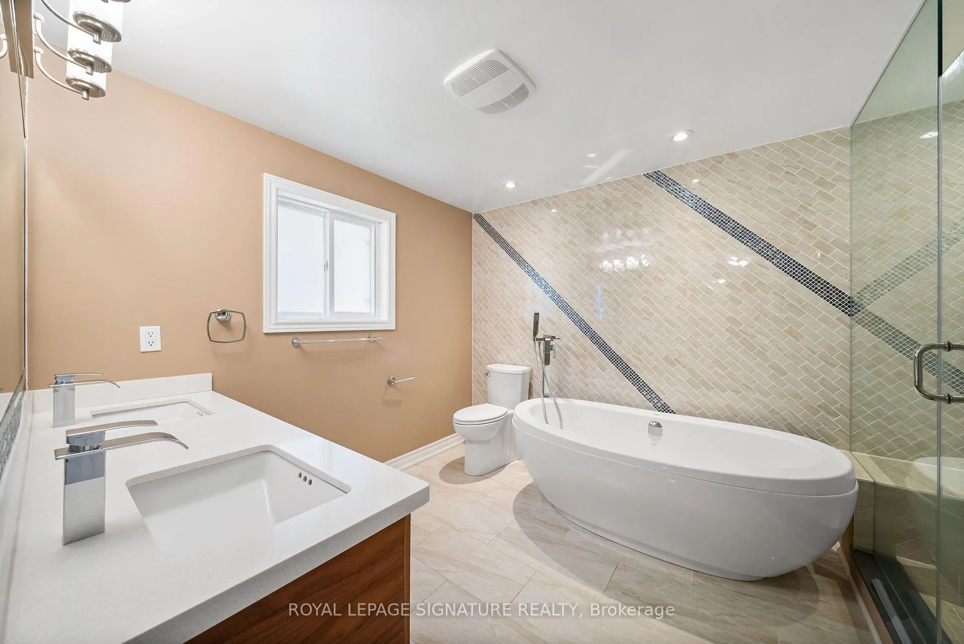 Photo 17 of 16 Queensgate Court, Markham, Unionville — HOMEH