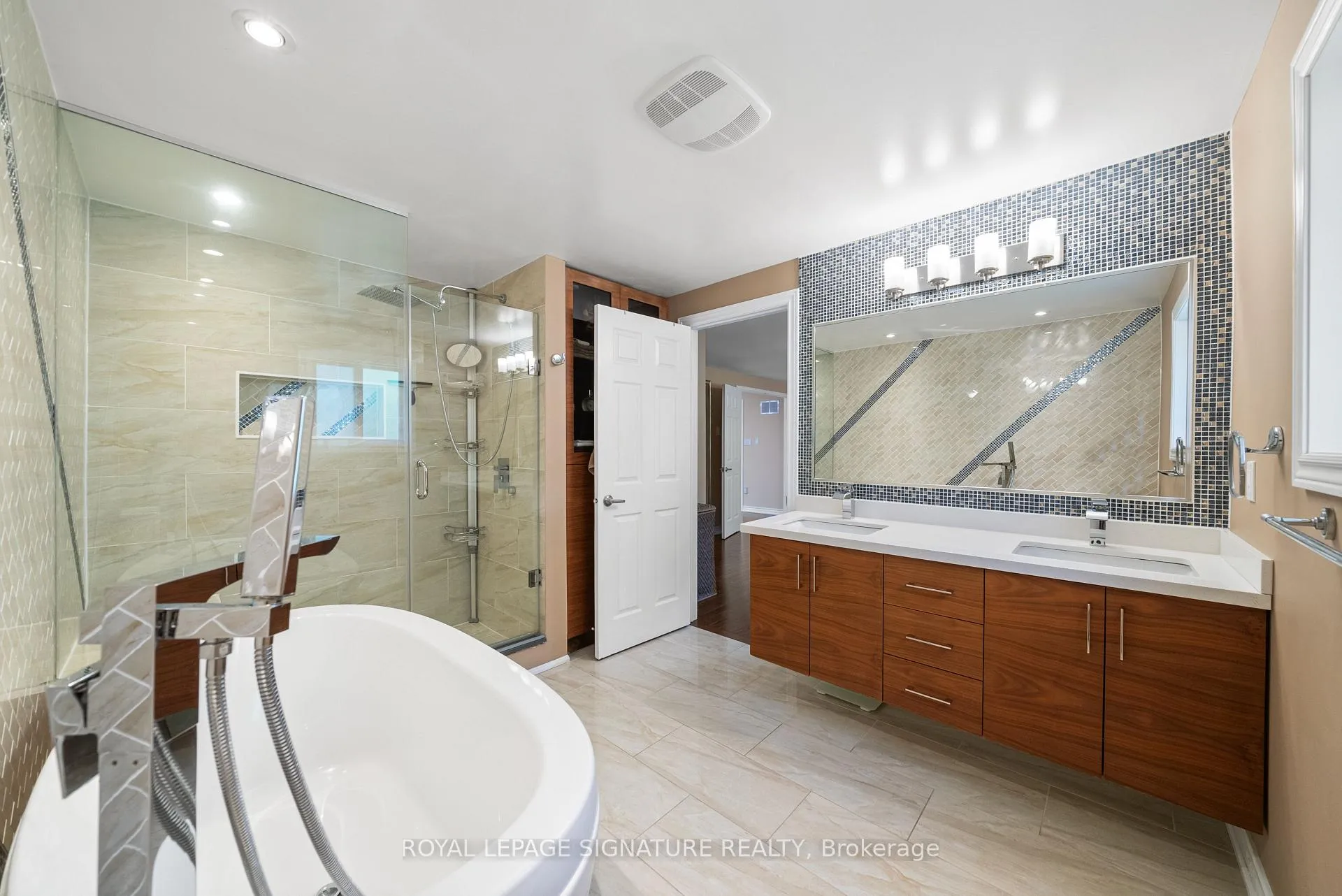 Photo 18 of 16 Queensgate Court, Markham, Unionville — HOMEH