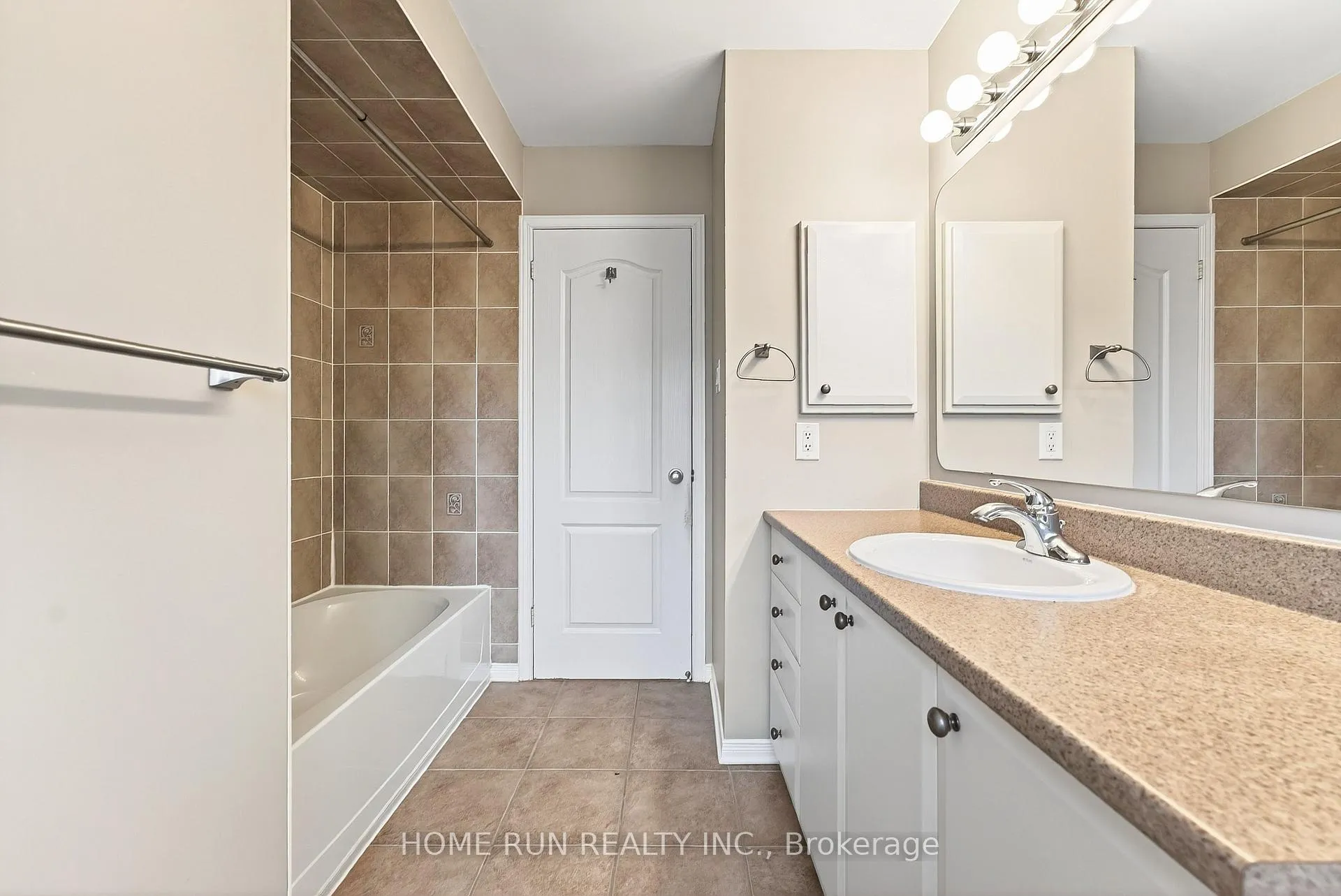 Photo 25 of 104 Eye Bright Crescent, Ottawa, Riverside South/Gloucester Glen — HOMEH
