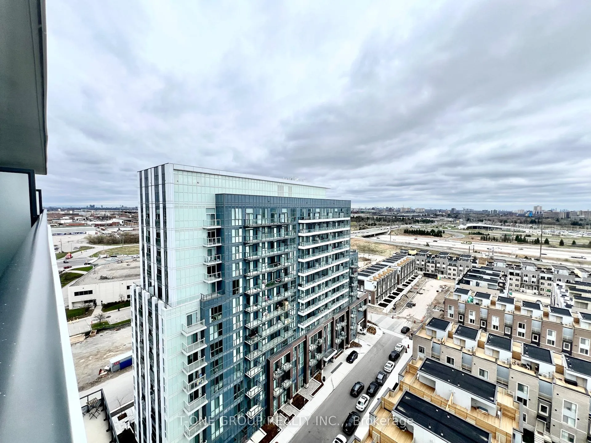 Photo 19 of Unit 1707, 38 Honeycrisp Crescent, Vaughan, Vaughan Corporate Centre — HOMEH
