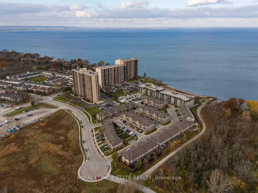 Photo 3 of 12 Waterview Drive, Hamilton, Lakeshore — HOMEH