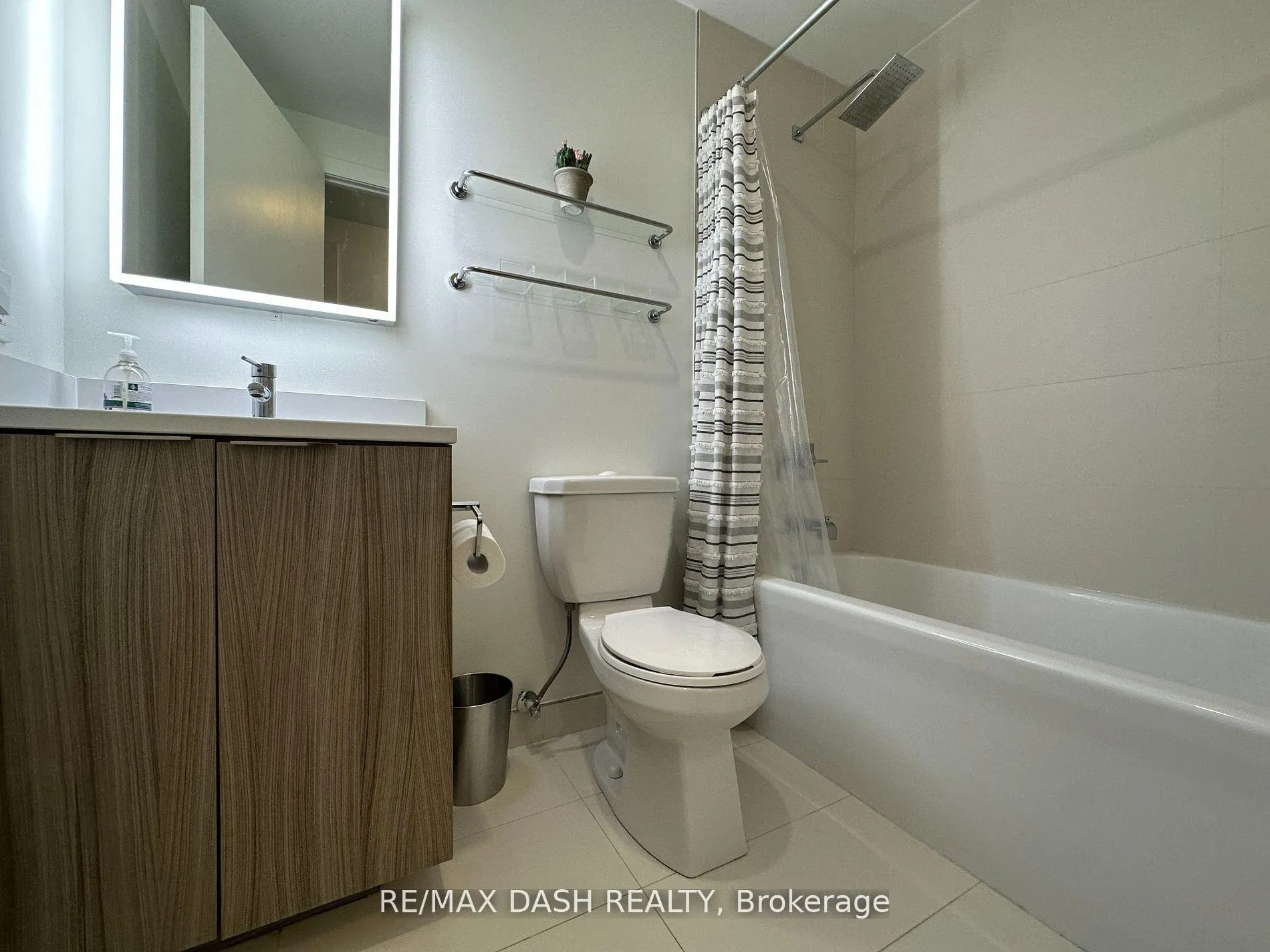 Photo 3 of Unit 1002, 223 St Clair Avenue W, Toronto, Yonge-St. Clair — HOMEH