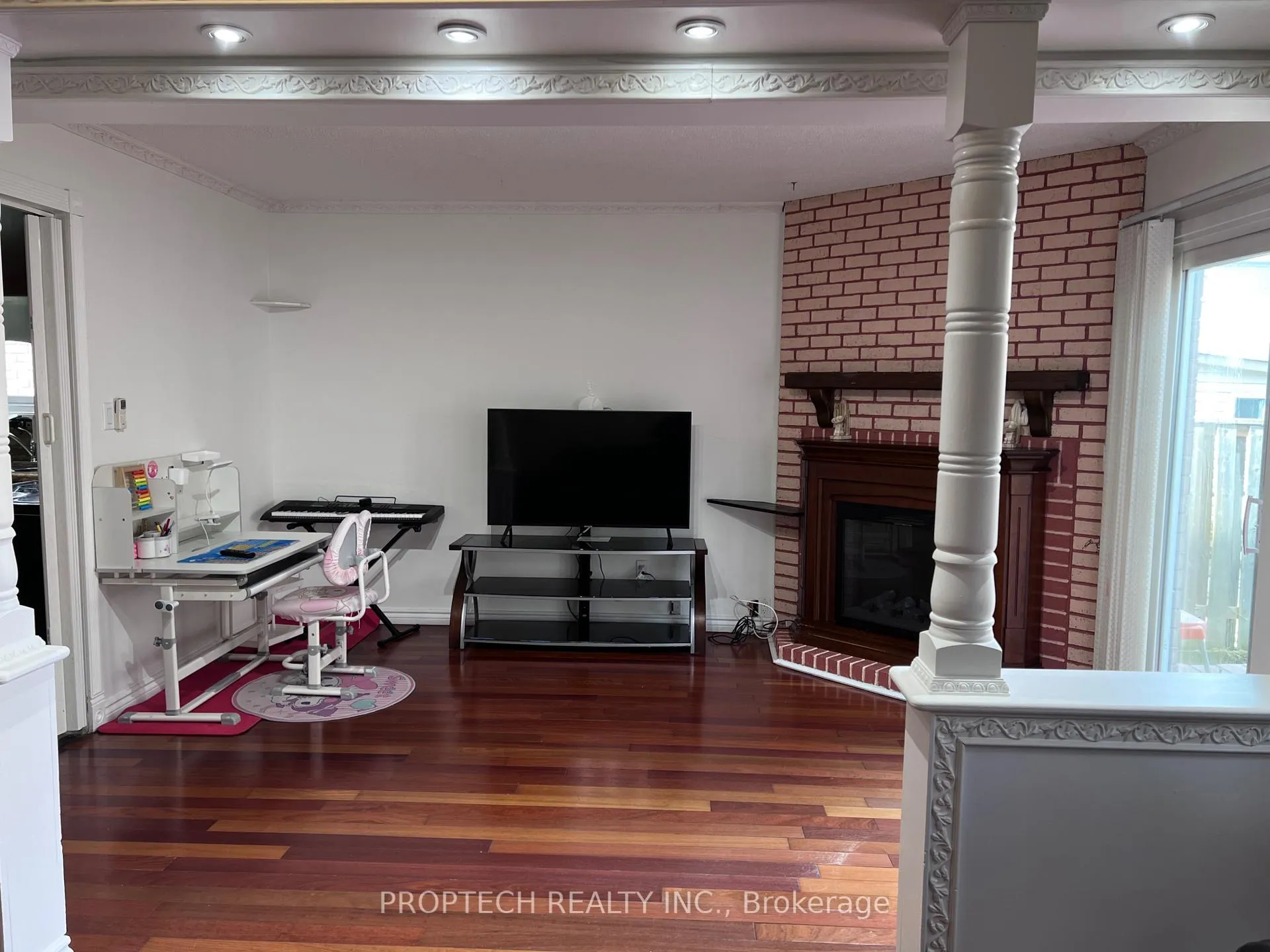 Photo 4 of 111 Digby Crescent, Markham, Milliken Mills East — HOMEH