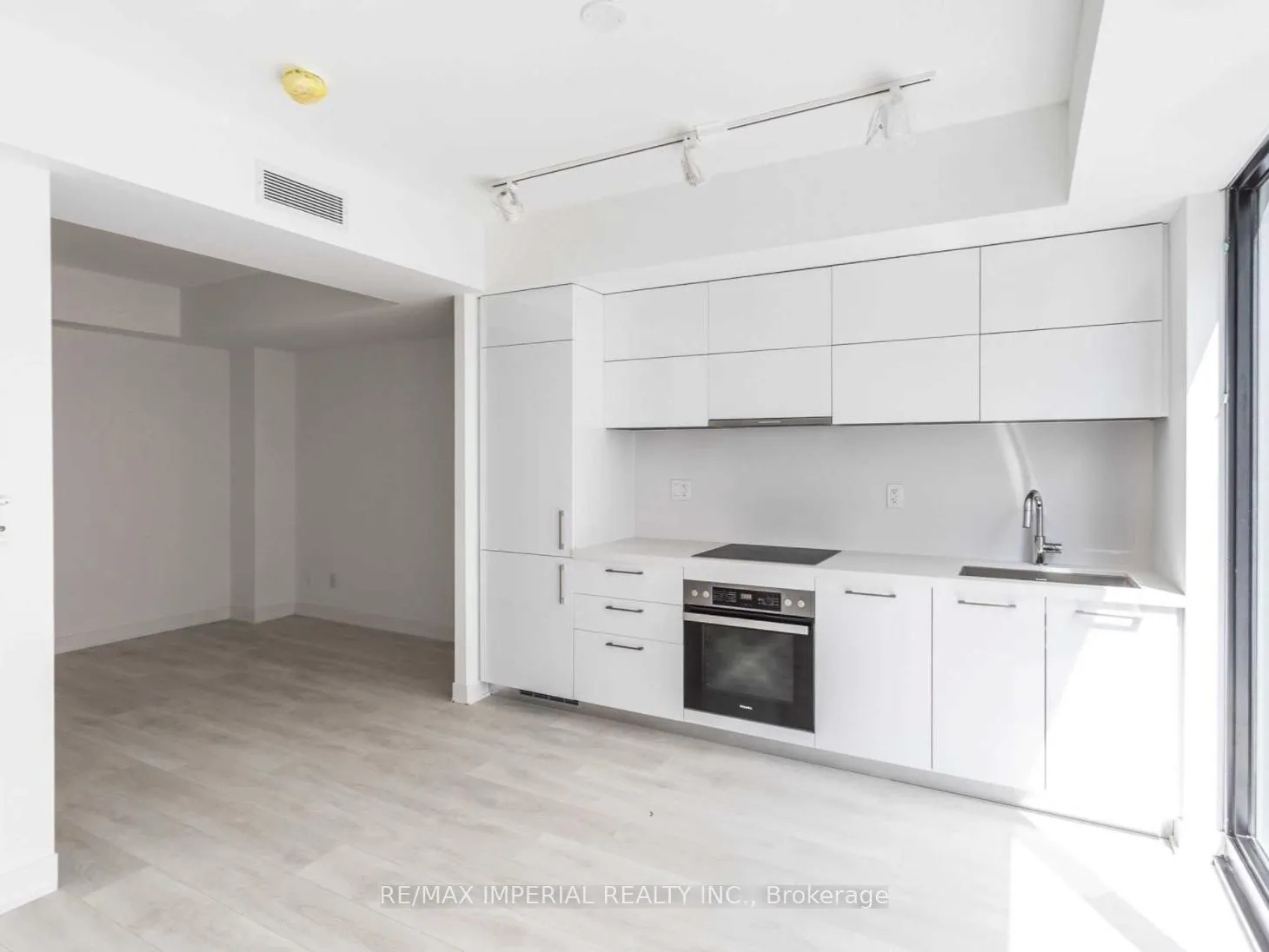 Photo 4 of Unit 1005, 188 Cumberland Street, Toronto, The Annex — HOMEH