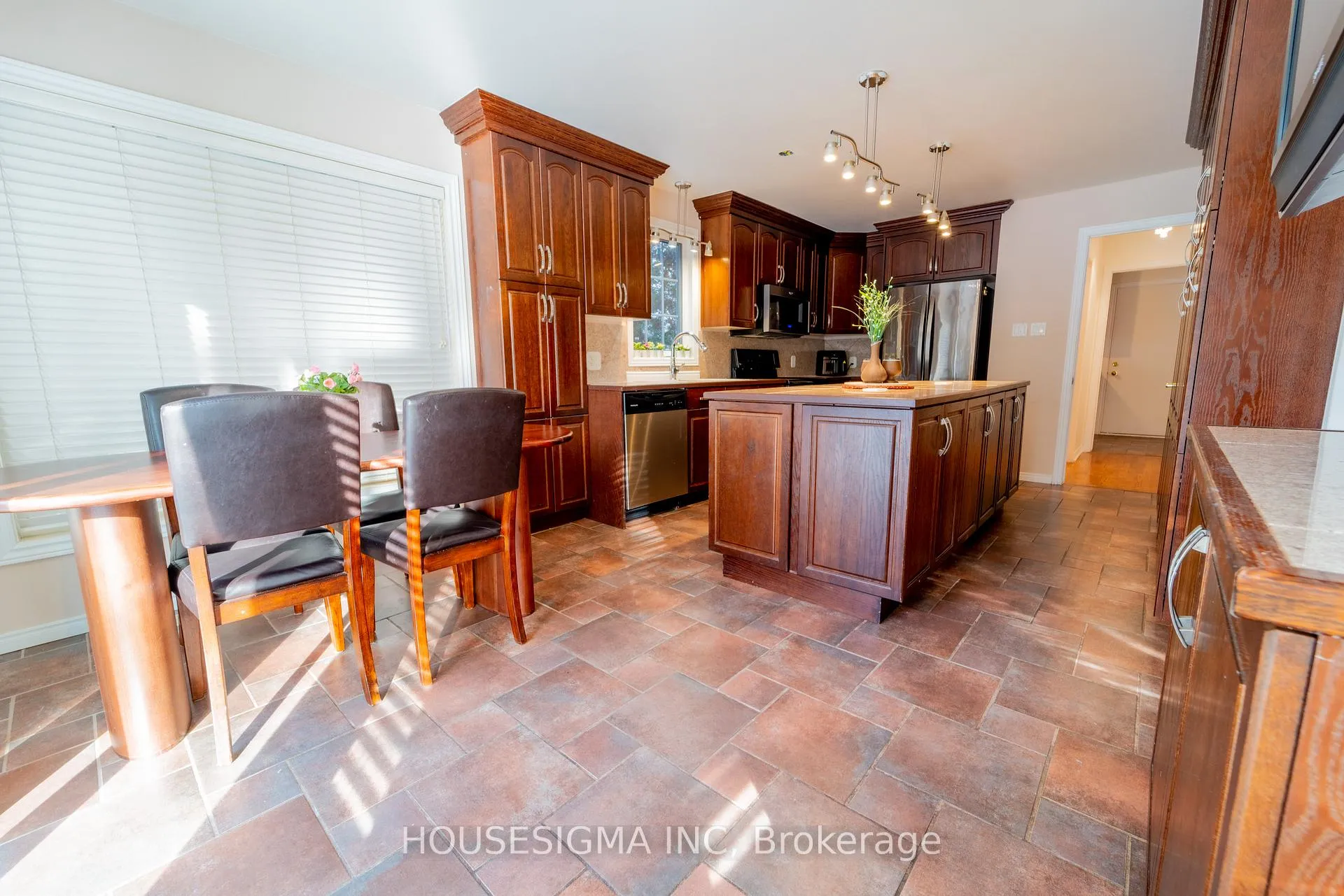 Photo 13 of 566 Falwyn Crescent, Ottawa, Fallingbrook/Ridgemount — HOMEH