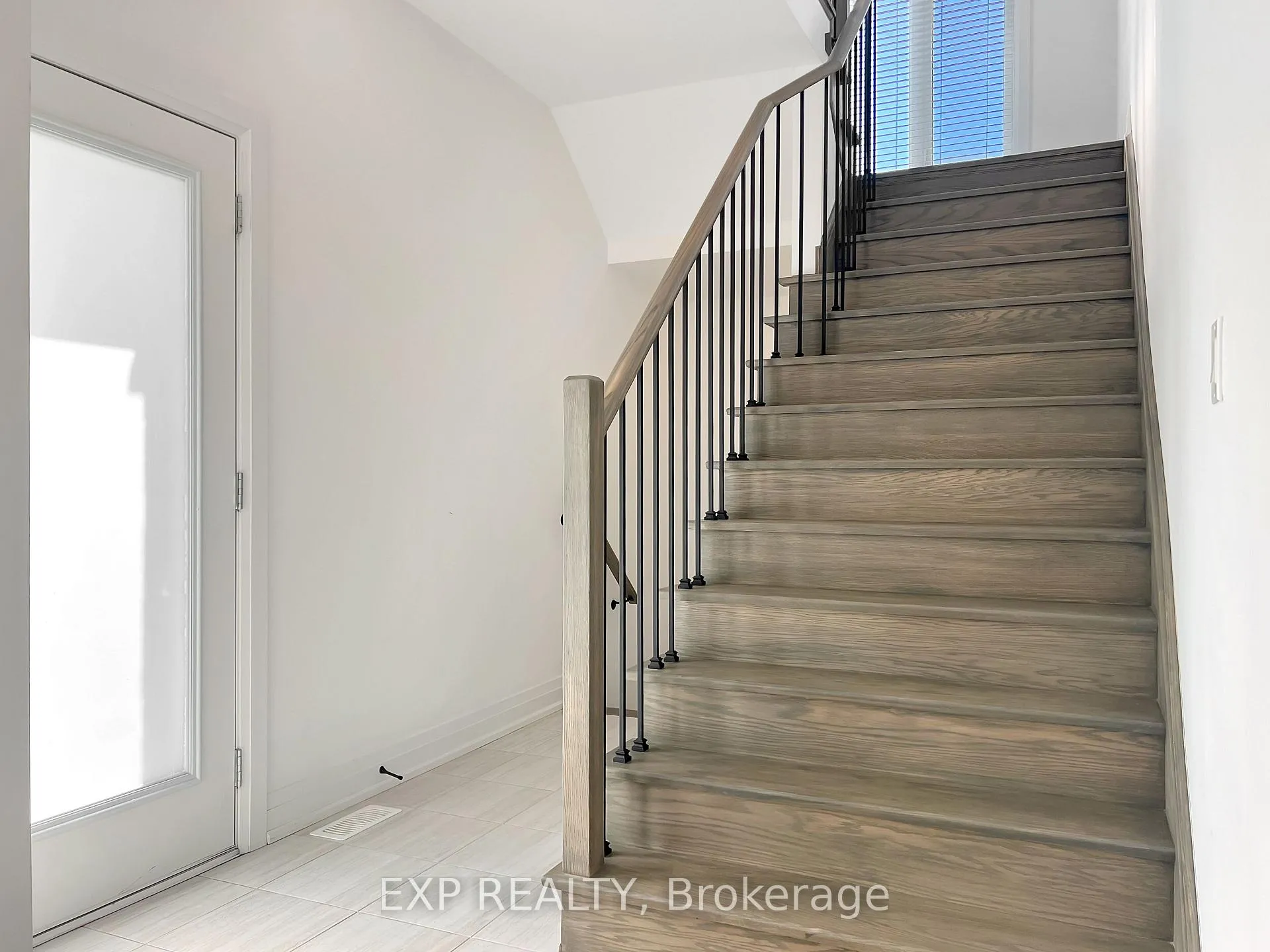Photo 3 of 2 Haven Lane, Barrie, Painswick South — HOMEH