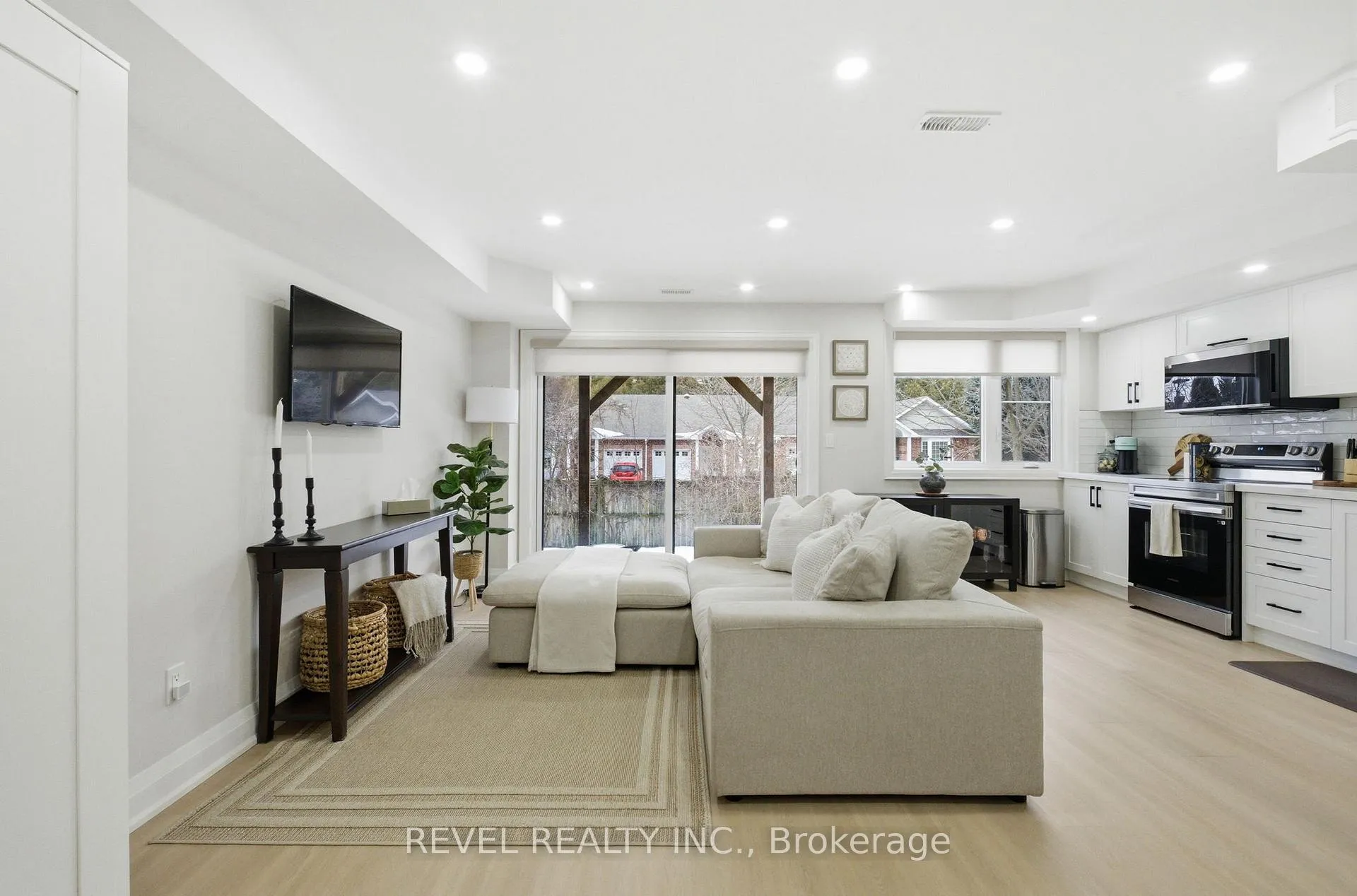Photo 4 of 69 Pine Gate Place, Whitby, Williamsburg — HOMEH