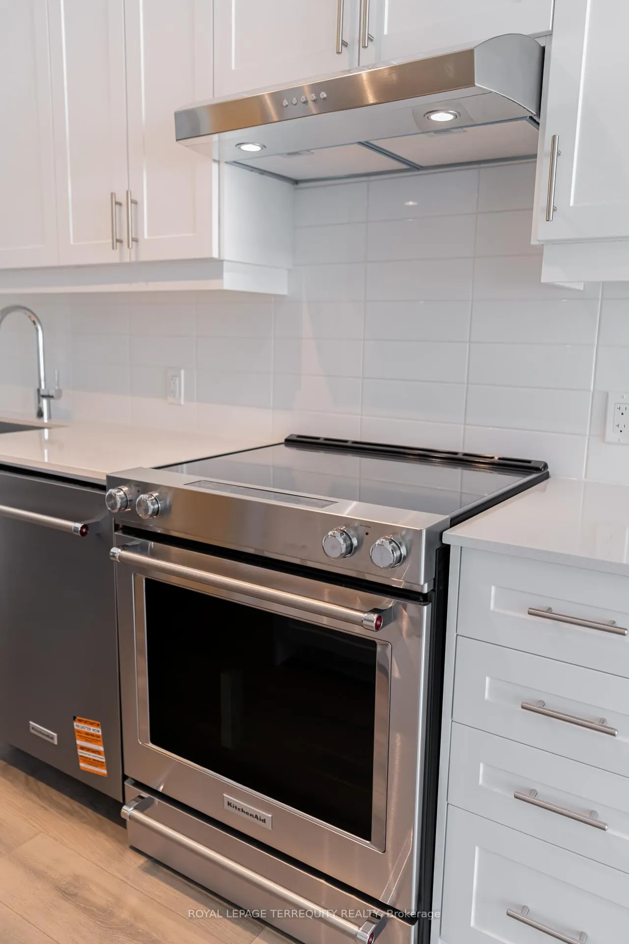 Photo 2 of Unit 215, 27 Korda Gate, Vaughan, Concord — HOMEH