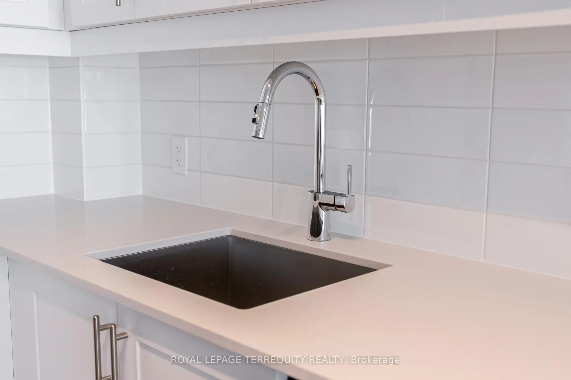 Photo 4 of Unit 215, 27 Korda Gate, Vaughan, Concord — HOMEH