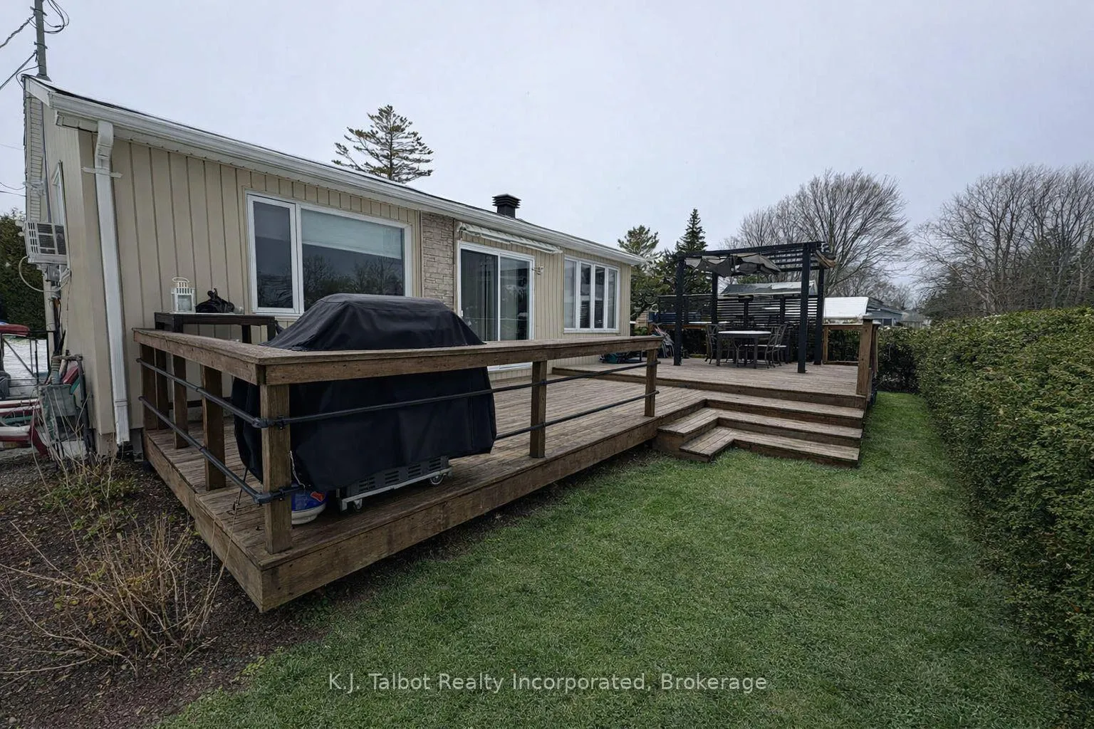 Photo 2 of 9 Ravine Park Road N, Goderich, Goderich (Town) — HOMEH