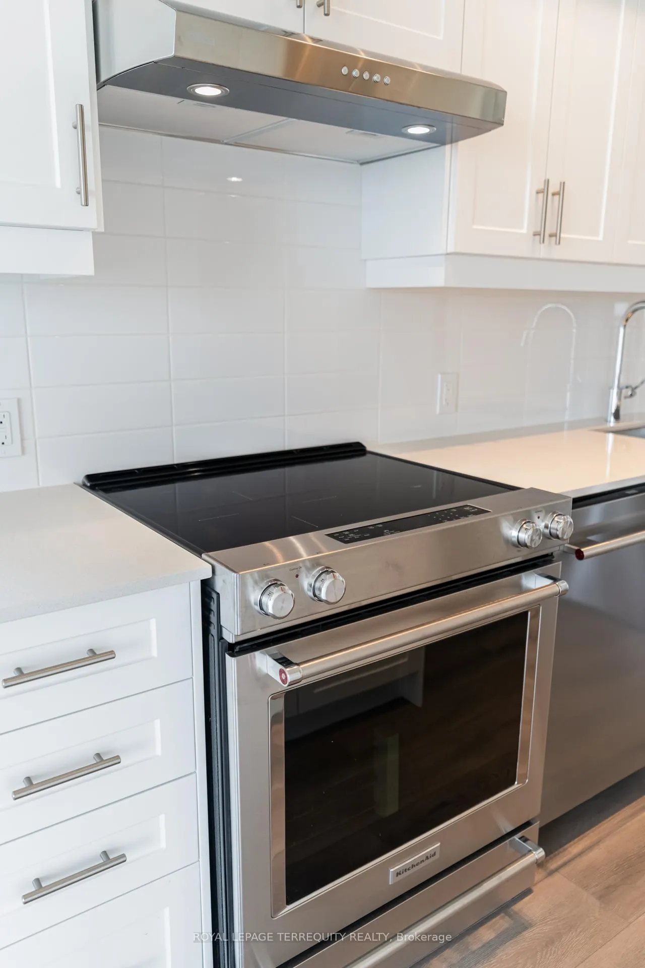 Photo 2 of Unit 811, 27 Korda Gate, Vaughan, Concord — HOMEH