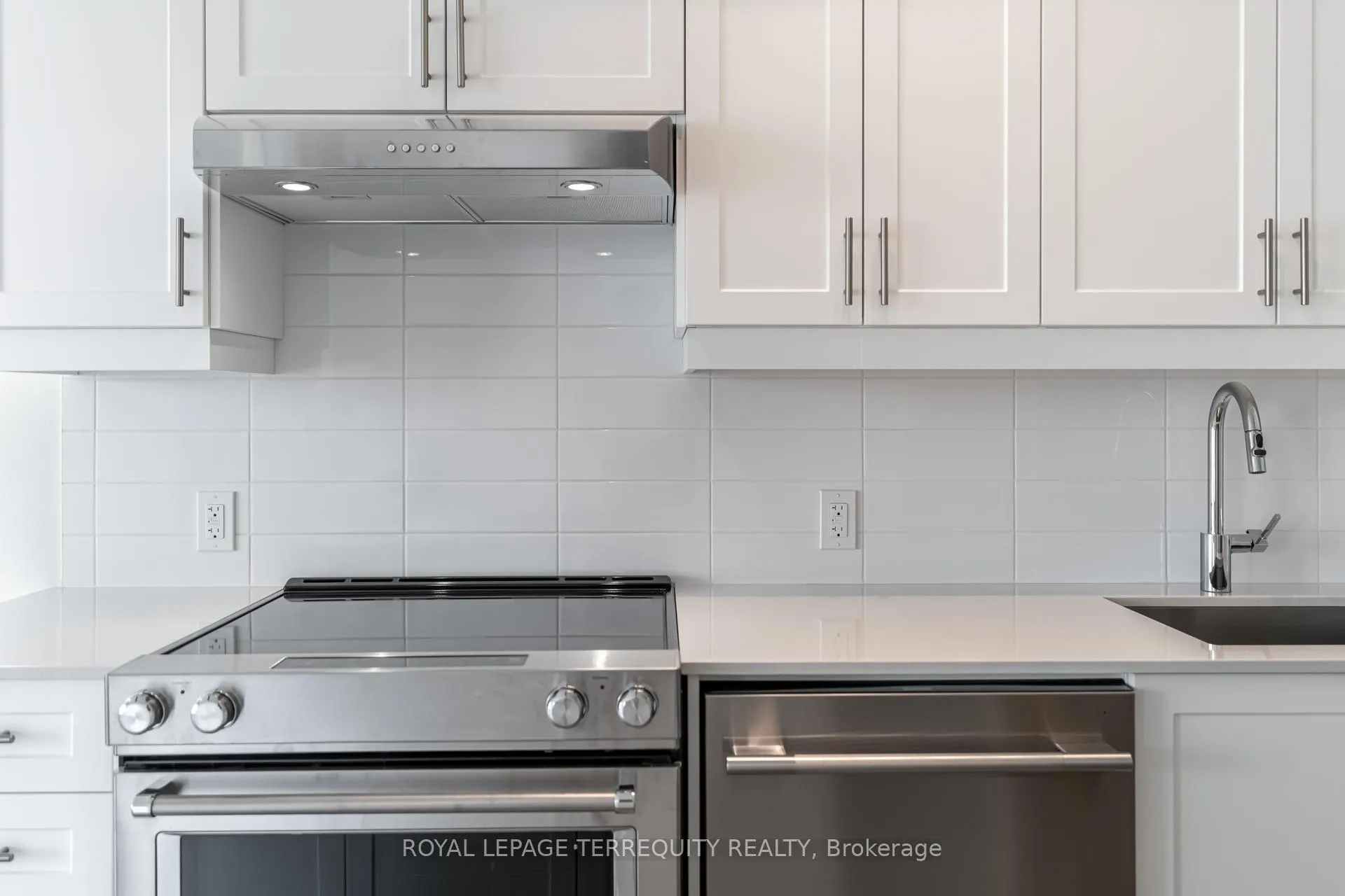 Photo 3 of Unit 811, 27 Korda Gate, Vaughan, Concord — HOMEH
