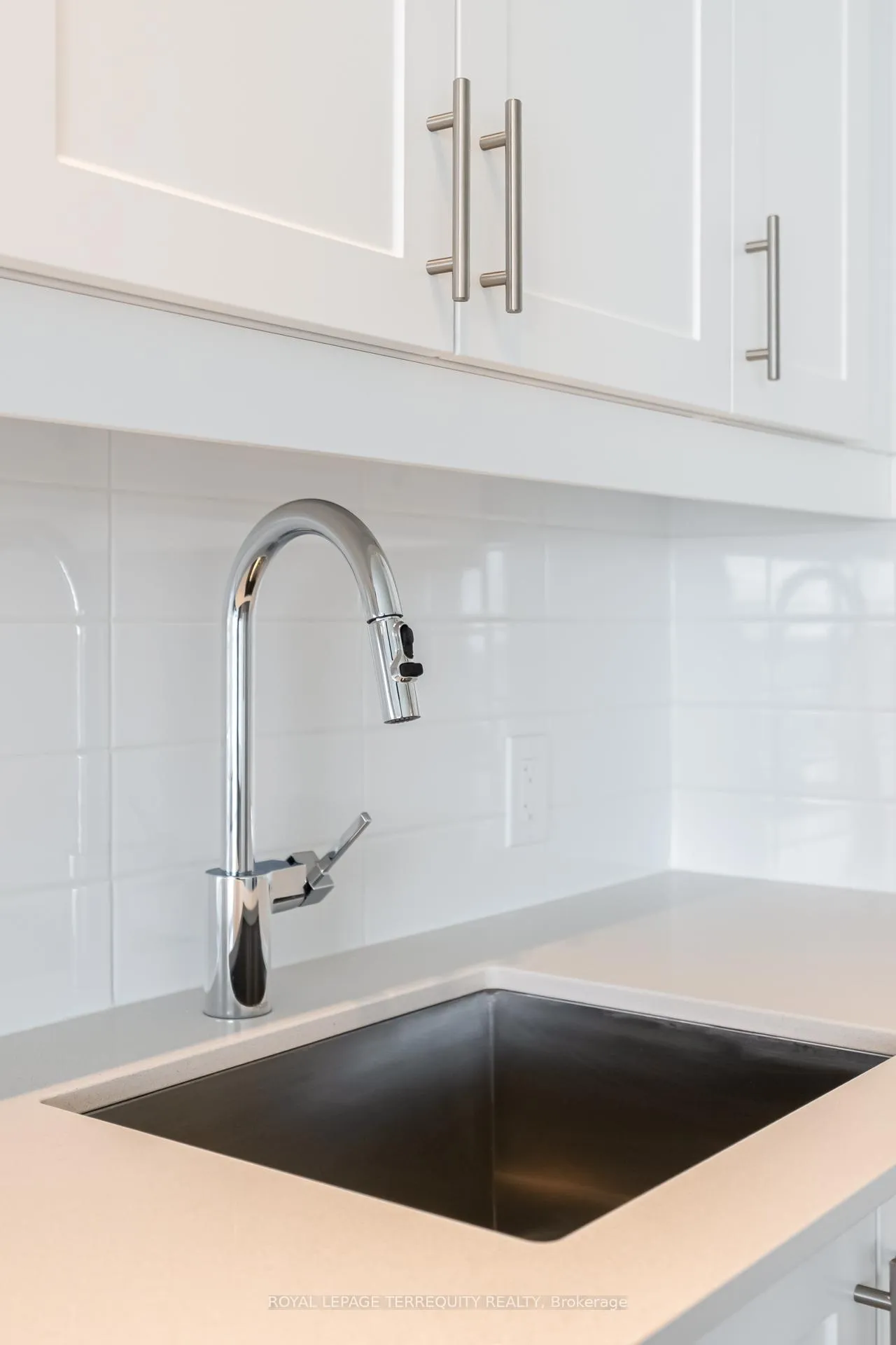 Photo 4 of Unit 811, 27 Korda Gate, Vaughan, Concord — HOMEH
