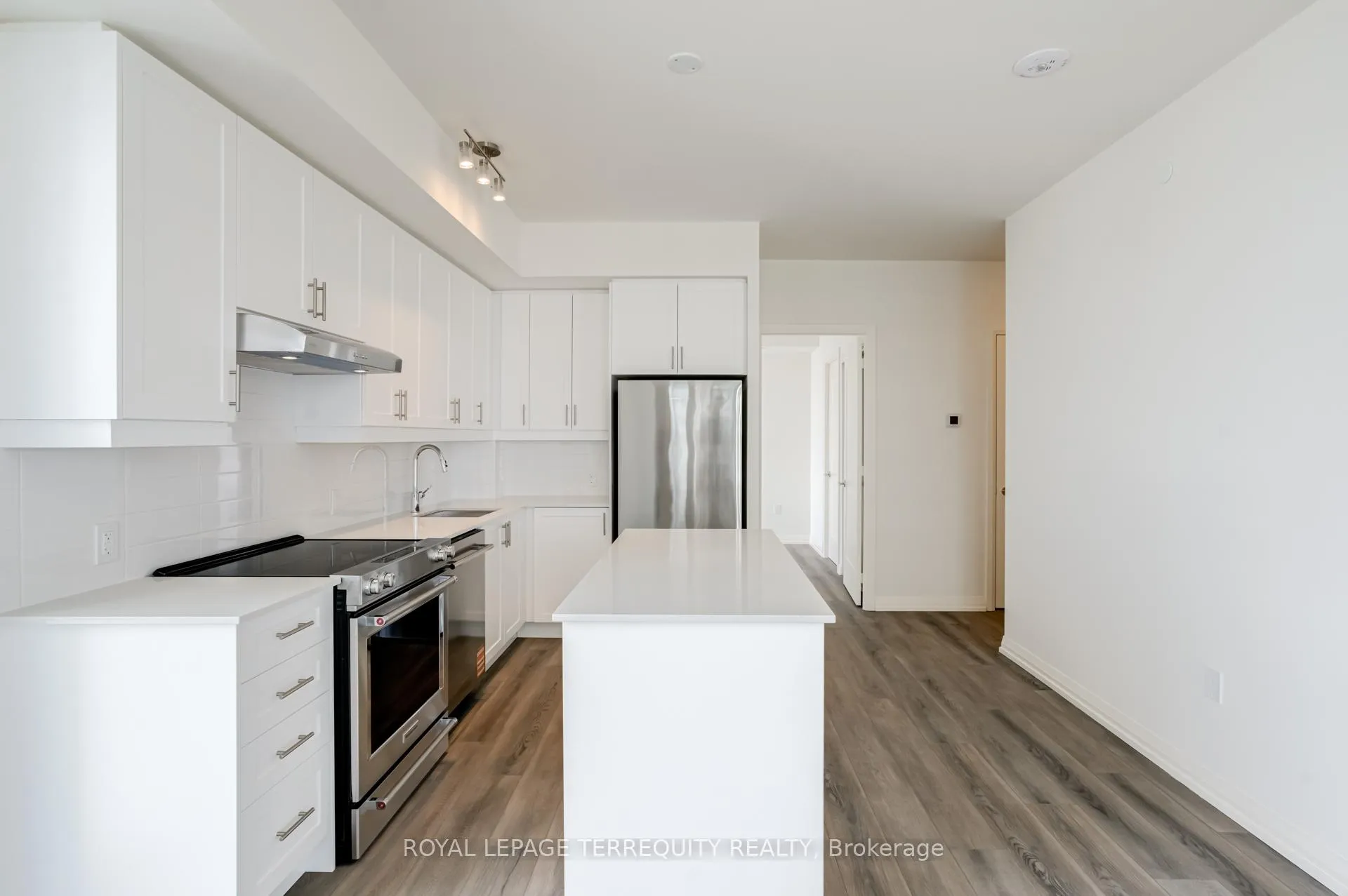 Photo 5 of Unit 811, 27 Korda Gate, Vaughan, Concord — HOMEH