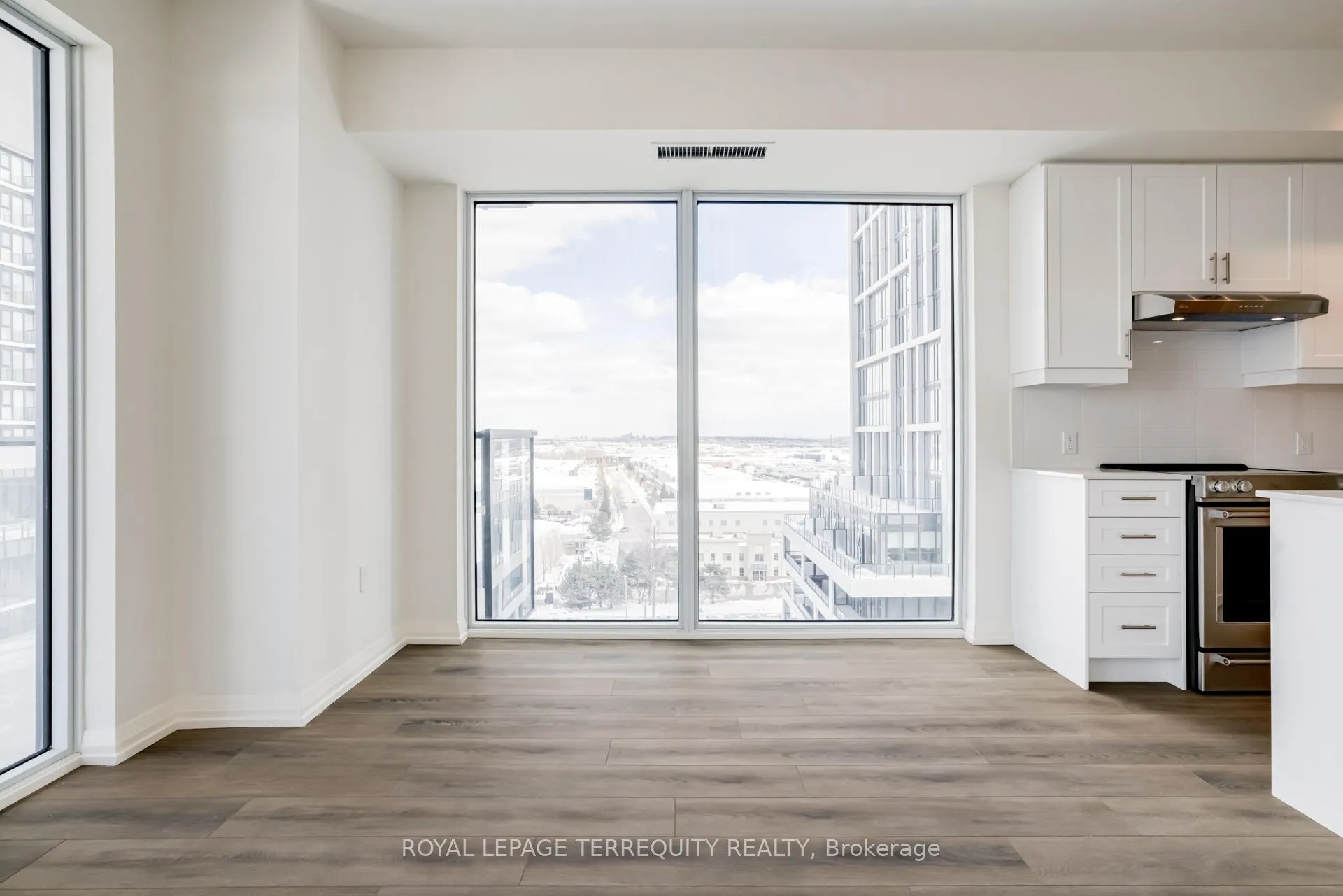 Photo 8 of Unit 811, 27 Korda Gate, Vaughan, Concord — HOMEH