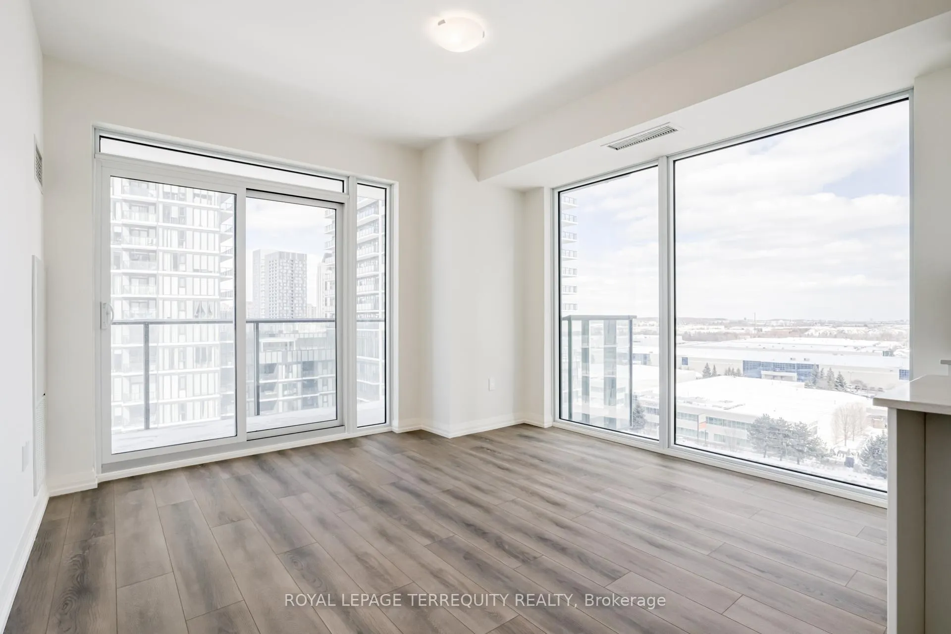 Photo 9 of Unit 811, 27 Korda Gate, Vaughan, Concord — HOMEH
