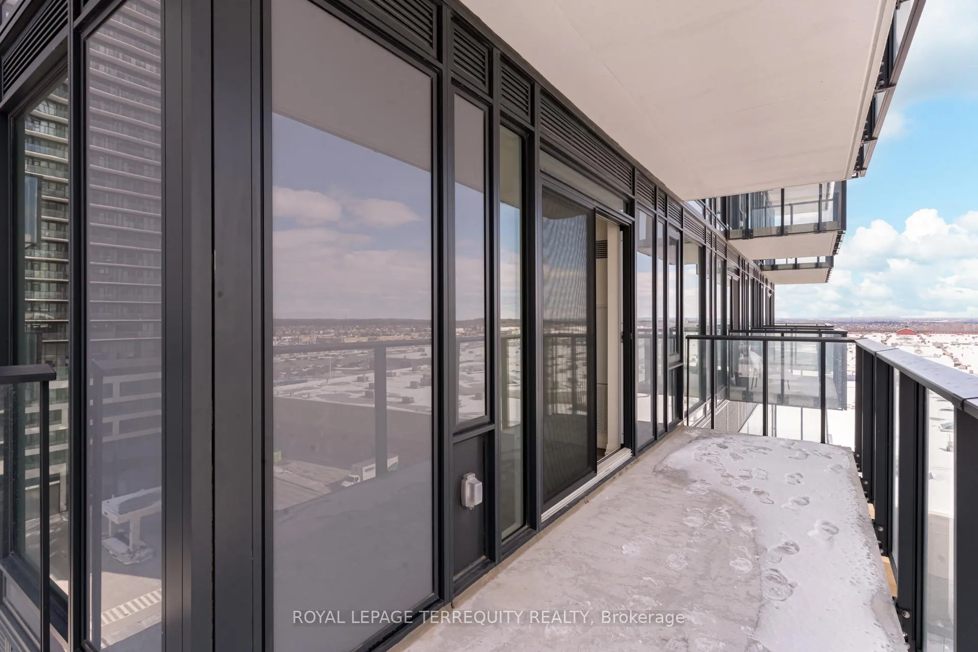 Photo 11 of Unit 811, 27 Korda Gate, Vaughan, Concord — HOMEH