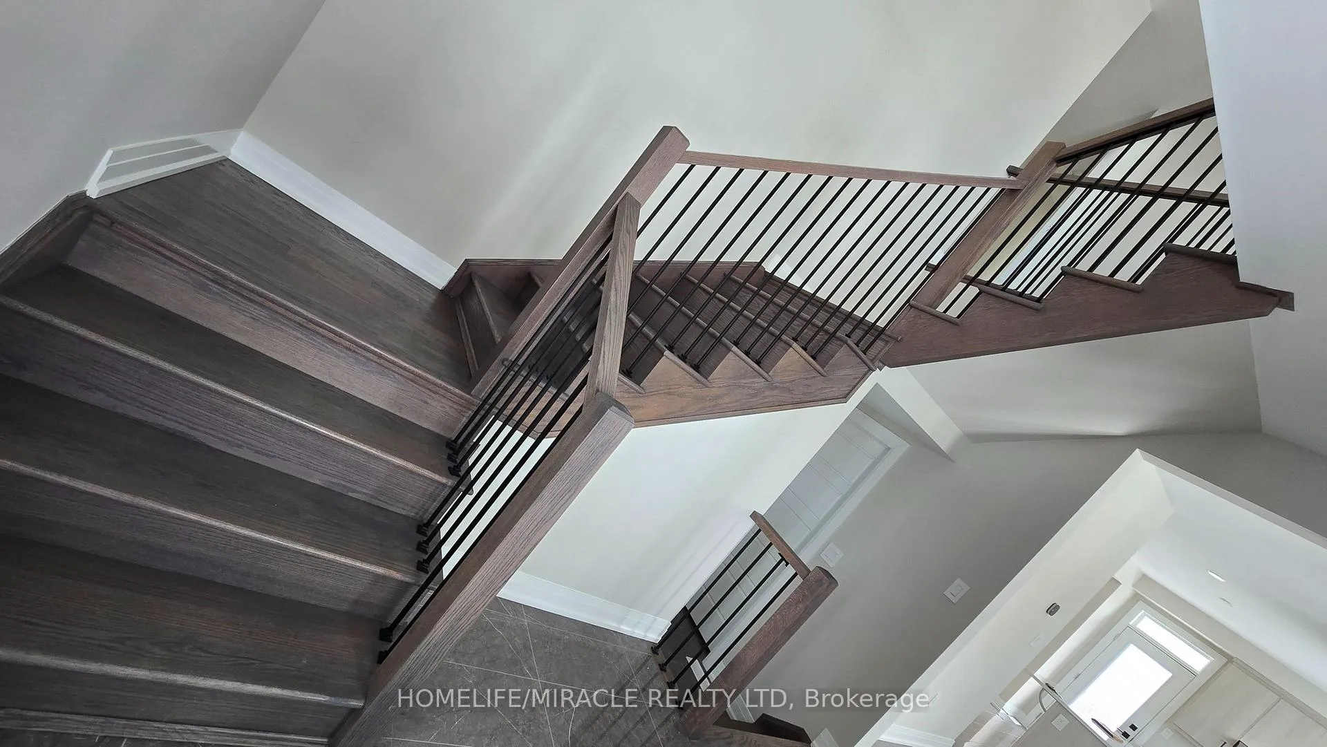 Photo 5 of 224 Greer Street, Barrie, Rural Barrie Southeast — HOMEH
