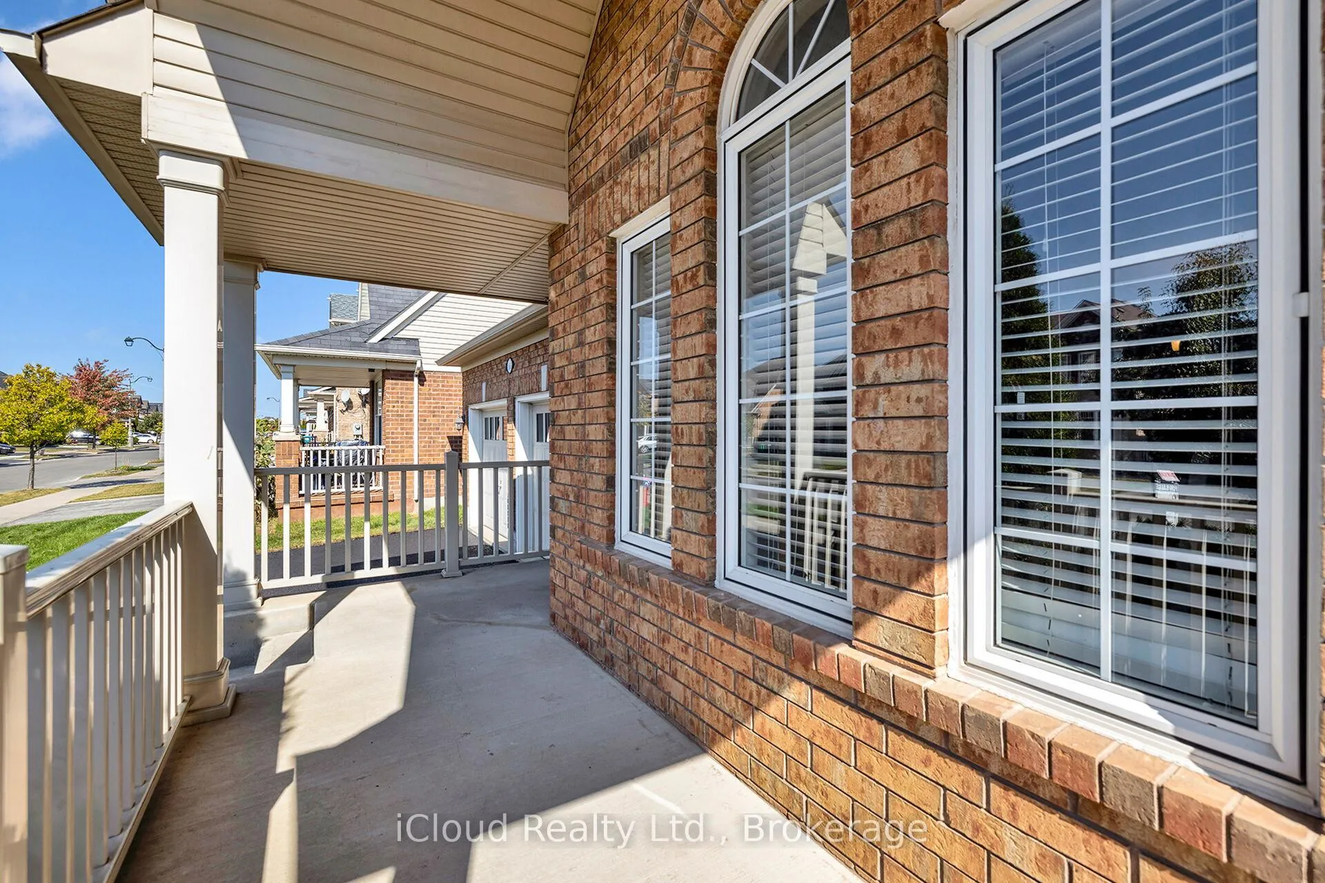 Photo 4 of 11 Bonavista Drive, Brampton, Credit Valley — HOMEH