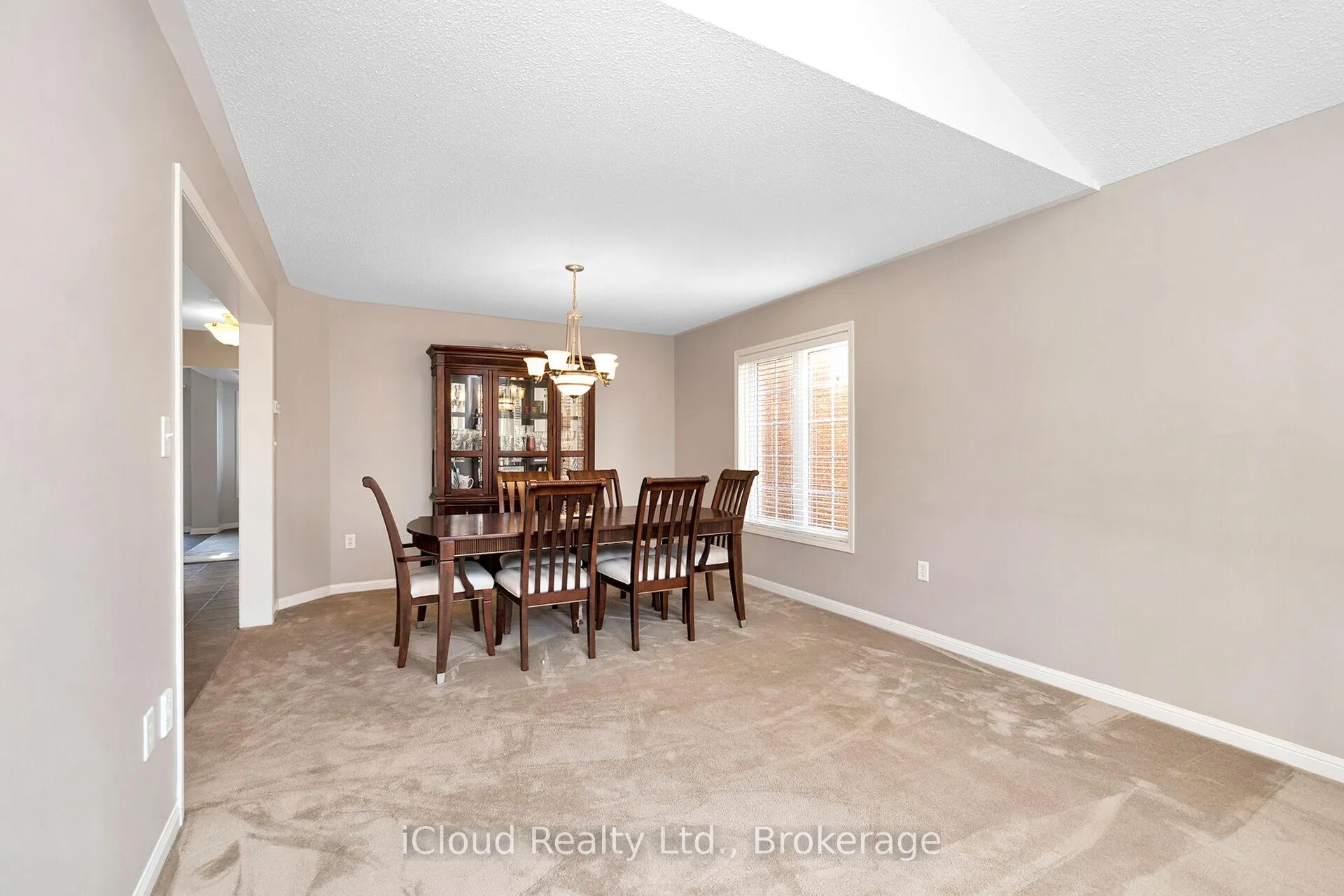 Photo 9 of 11 Bonavista Drive, Brampton, Credit Valley — HOMEH
