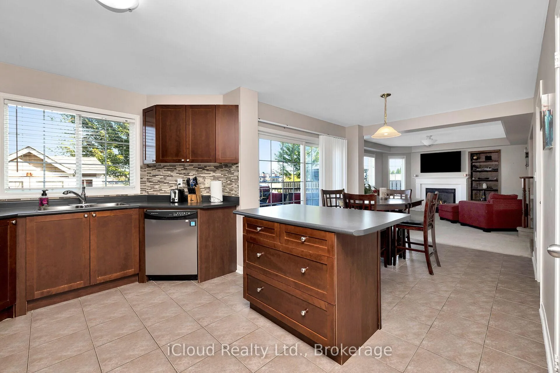 Photo 14 of 11 Bonavista Drive, Brampton, Credit Valley — HOMEH