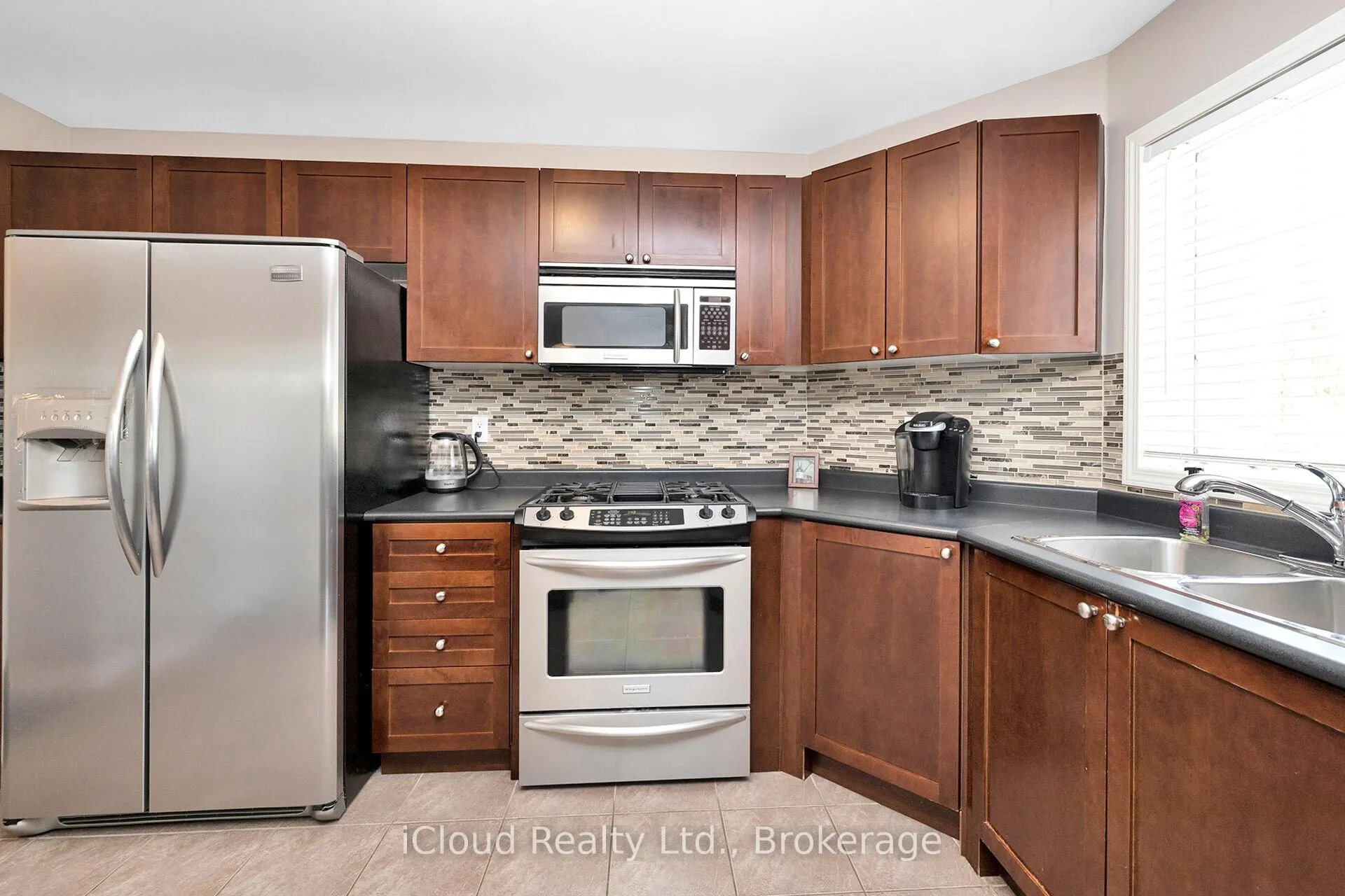 Photo 15 of 11 Bonavista Drive, Brampton, Credit Valley — HOMEH