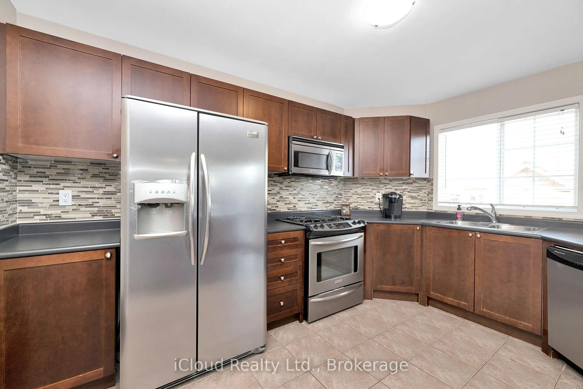 Photo 16 of 11 Bonavista Drive, Brampton, Credit Valley — HOMEH