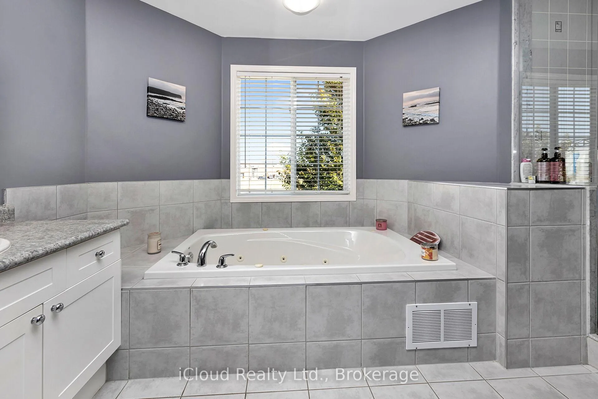 Photo 31 of 11 Bonavista Drive, Brampton, Credit Valley — HOMEH