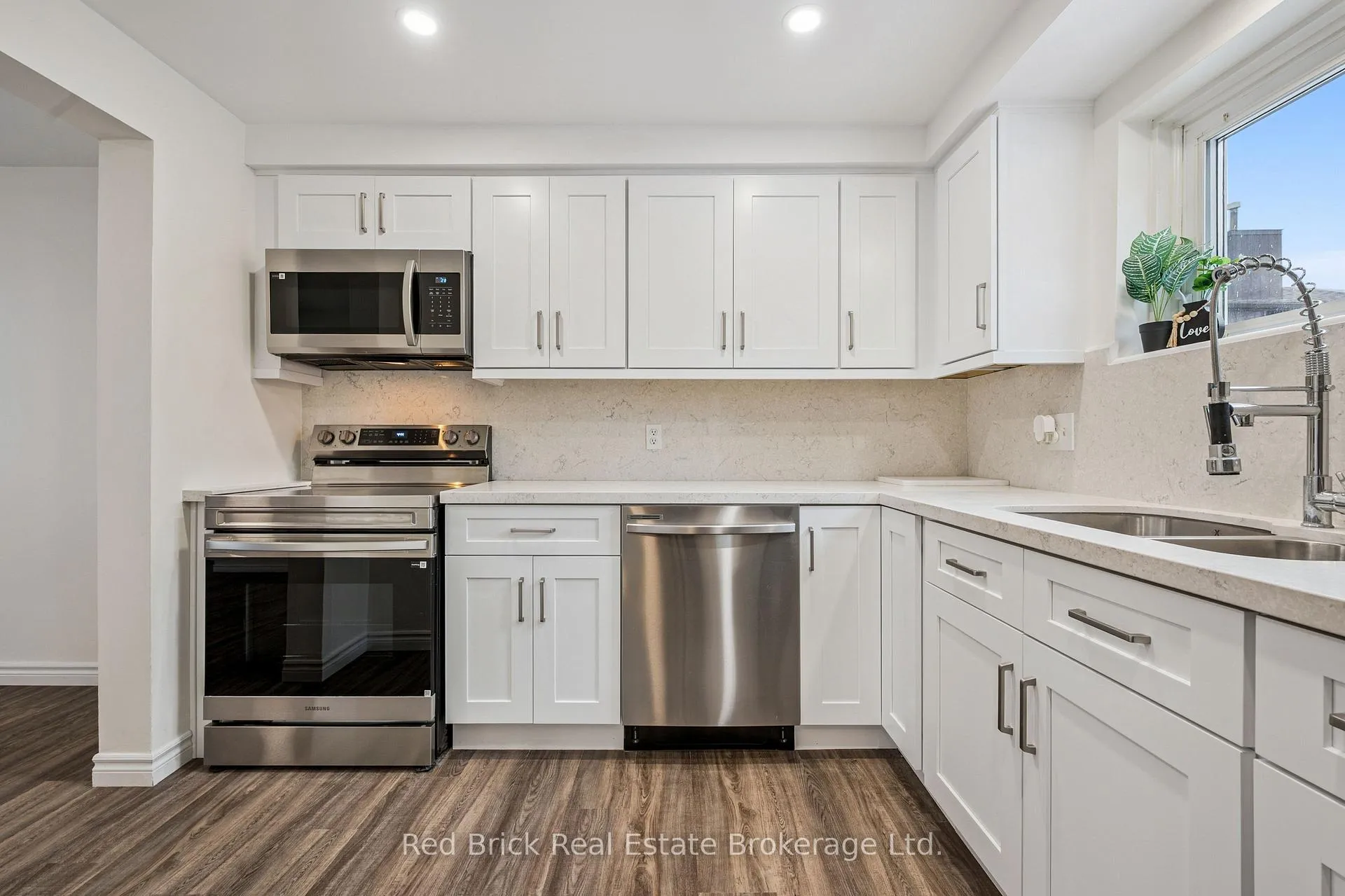 Photo 4 of Unit 61, 539 Willow Road, Guelph, Willow West/Sugarbush/West Acres — HOMEH