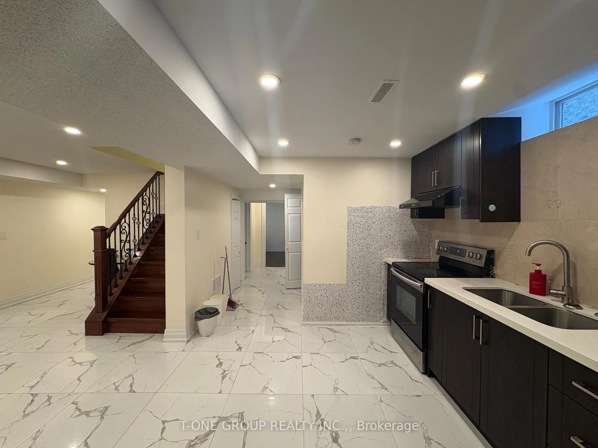 Photo 3 of 209 Highglen Avenue, Markham, Milliken Mills East — HOMEH