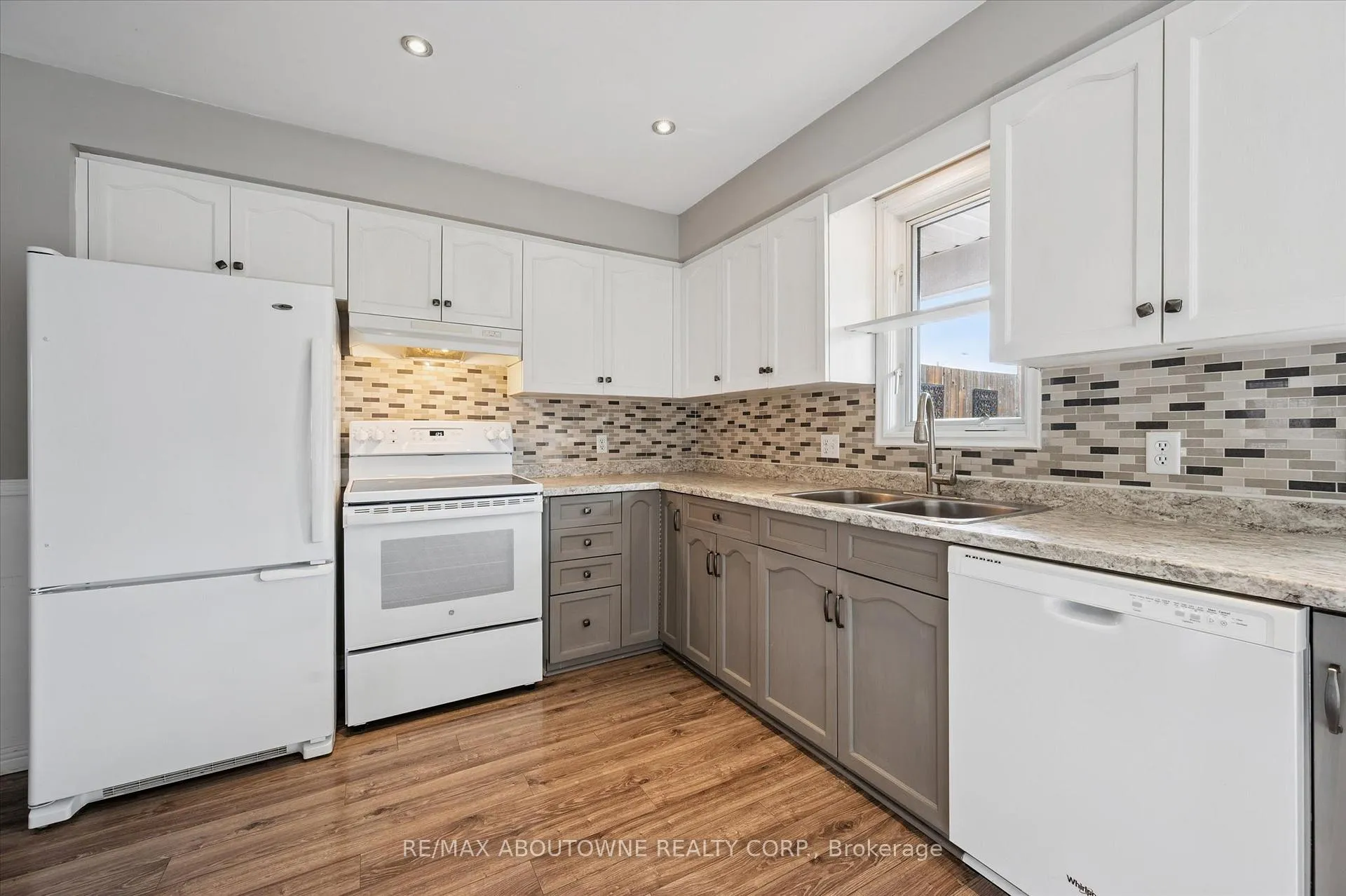 Photo 9 of 427 Bankside Crescent, Kitchener — HOMEH