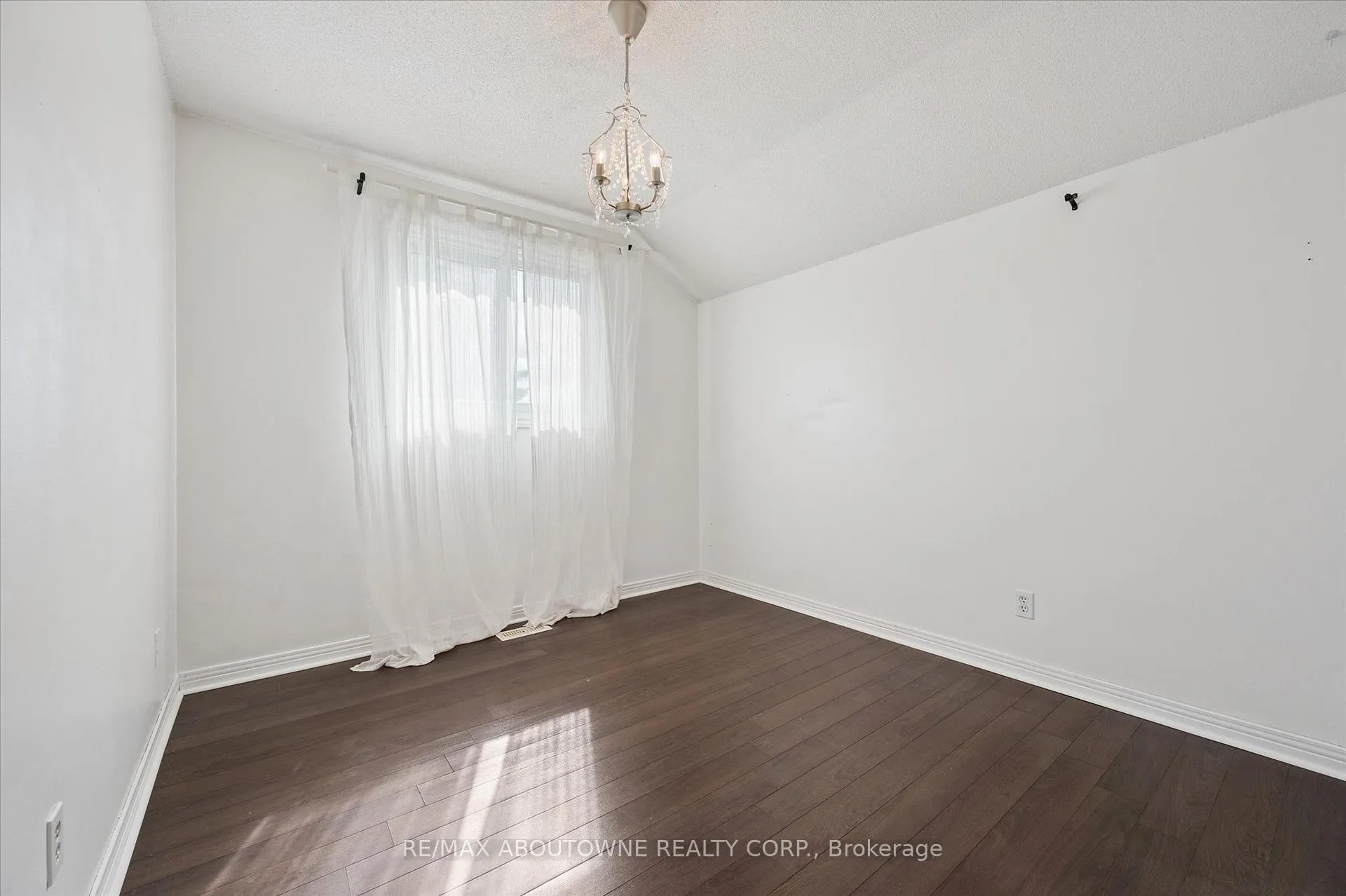 Photo 16 of 427 Bankside Crescent, Kitchener — HOMEH