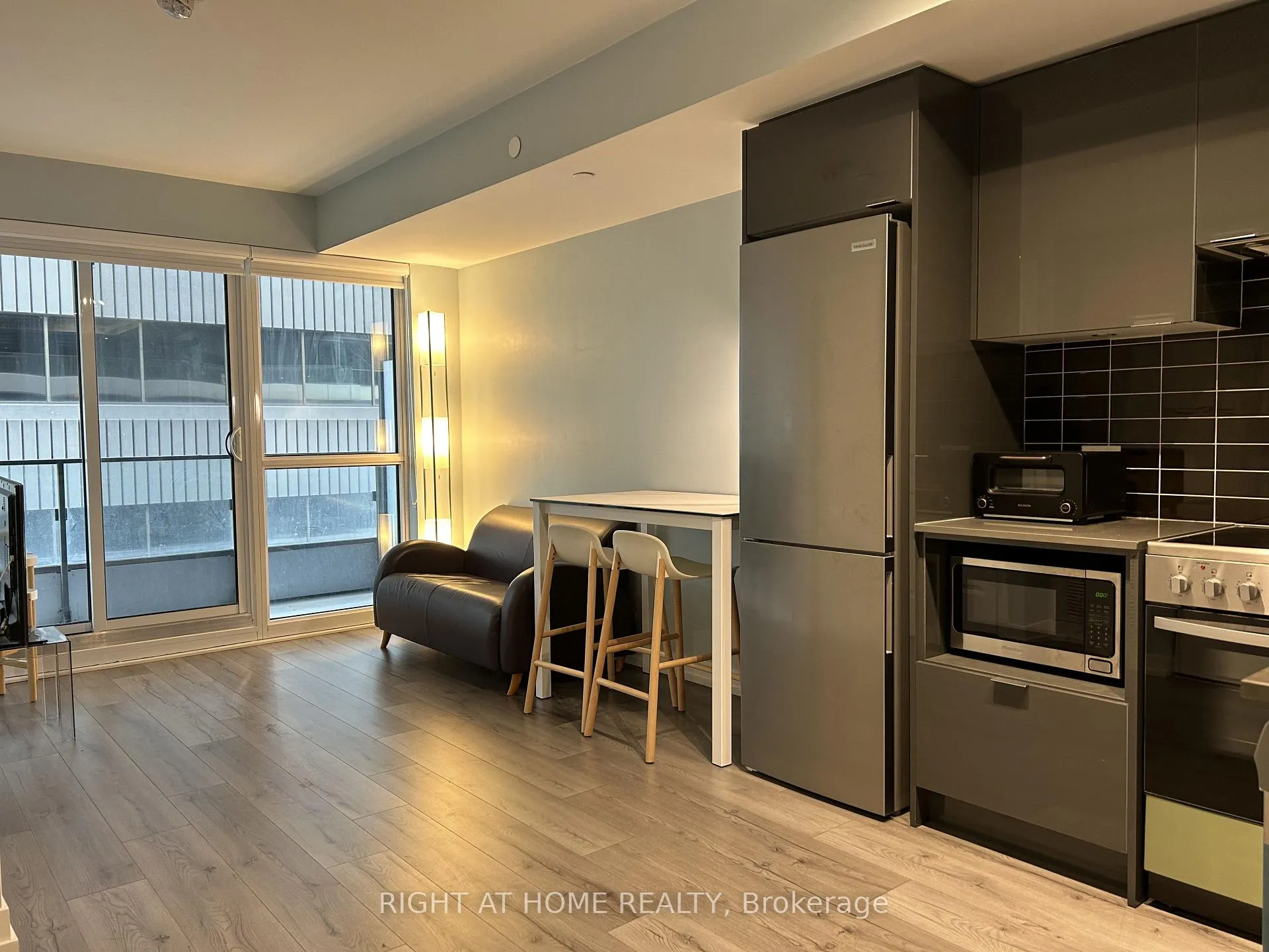 Photo 4 of Unit 1303, 395 Bloor Street E, Toronto, North St. James Town — HOMEH
