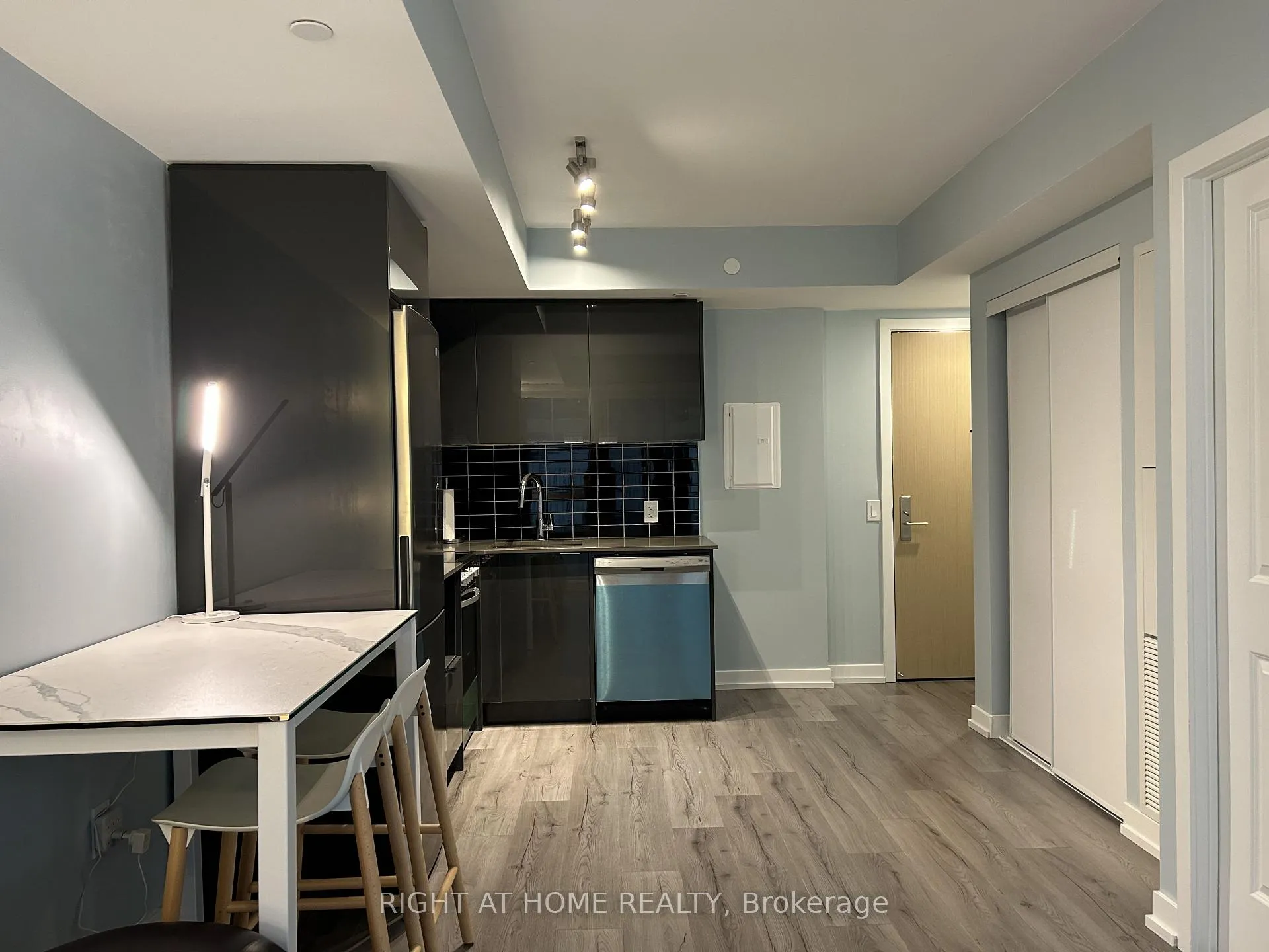 Photo 5 of Unit 1303, 395 Bloor Street E, Toronto, North St. James Town — HOMEH