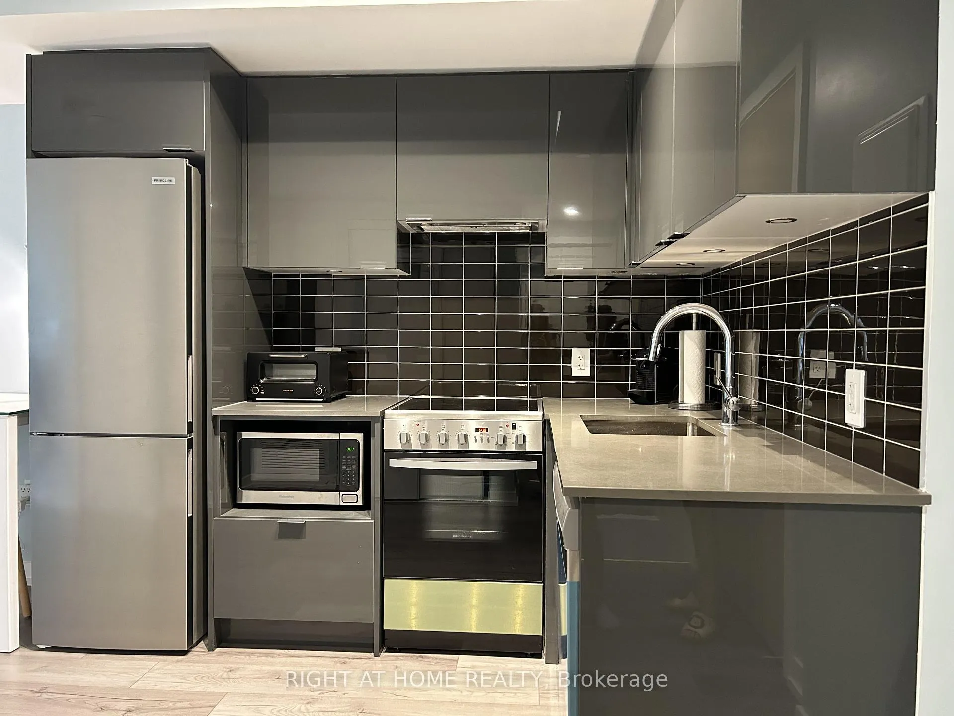 Photo 6 of Unit 1303, 395 Bloor Street E, Toronto, North St. James Town — HOMEH