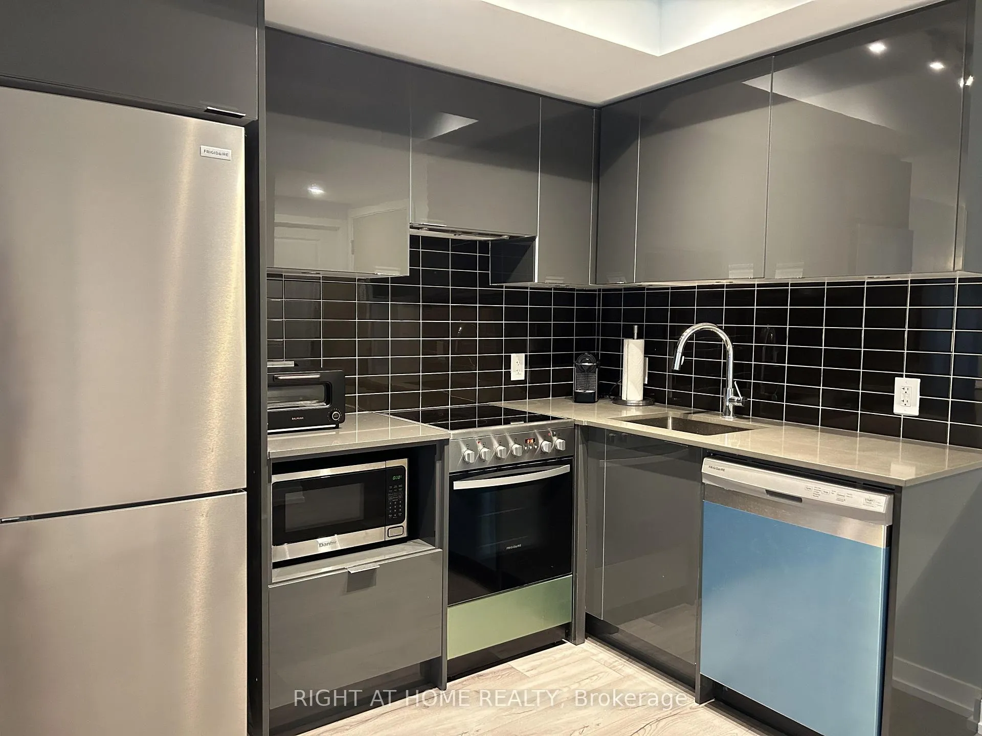 Photo 7 of Unit 1303, 395 Bloor Street E, Toronto, North St. James Town — HOMEH