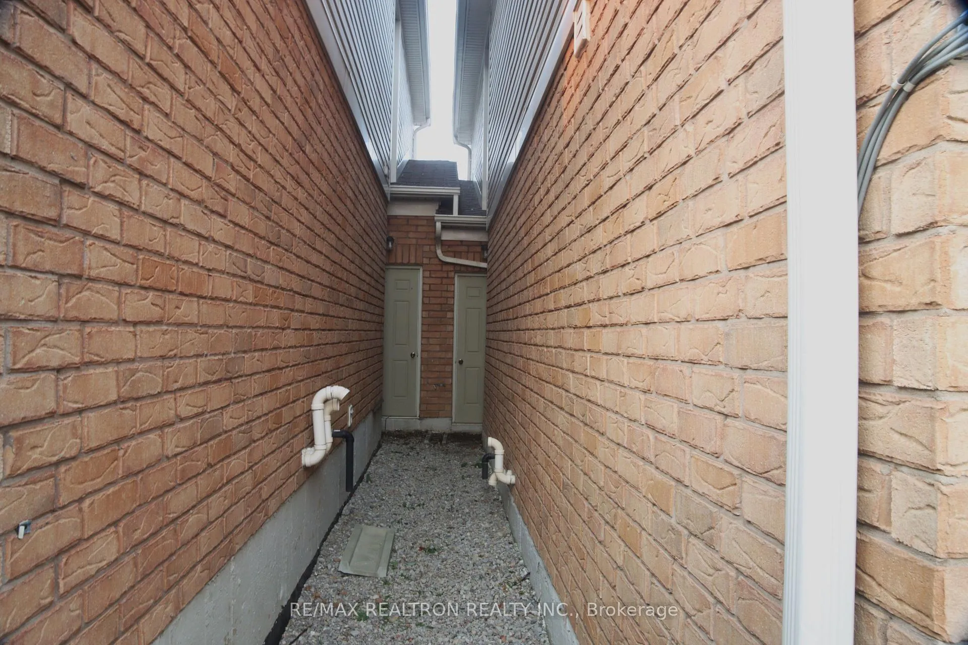 Photo 28 of 70 Commonwealth Road, Barrie, Innis-Shore — HOMEH