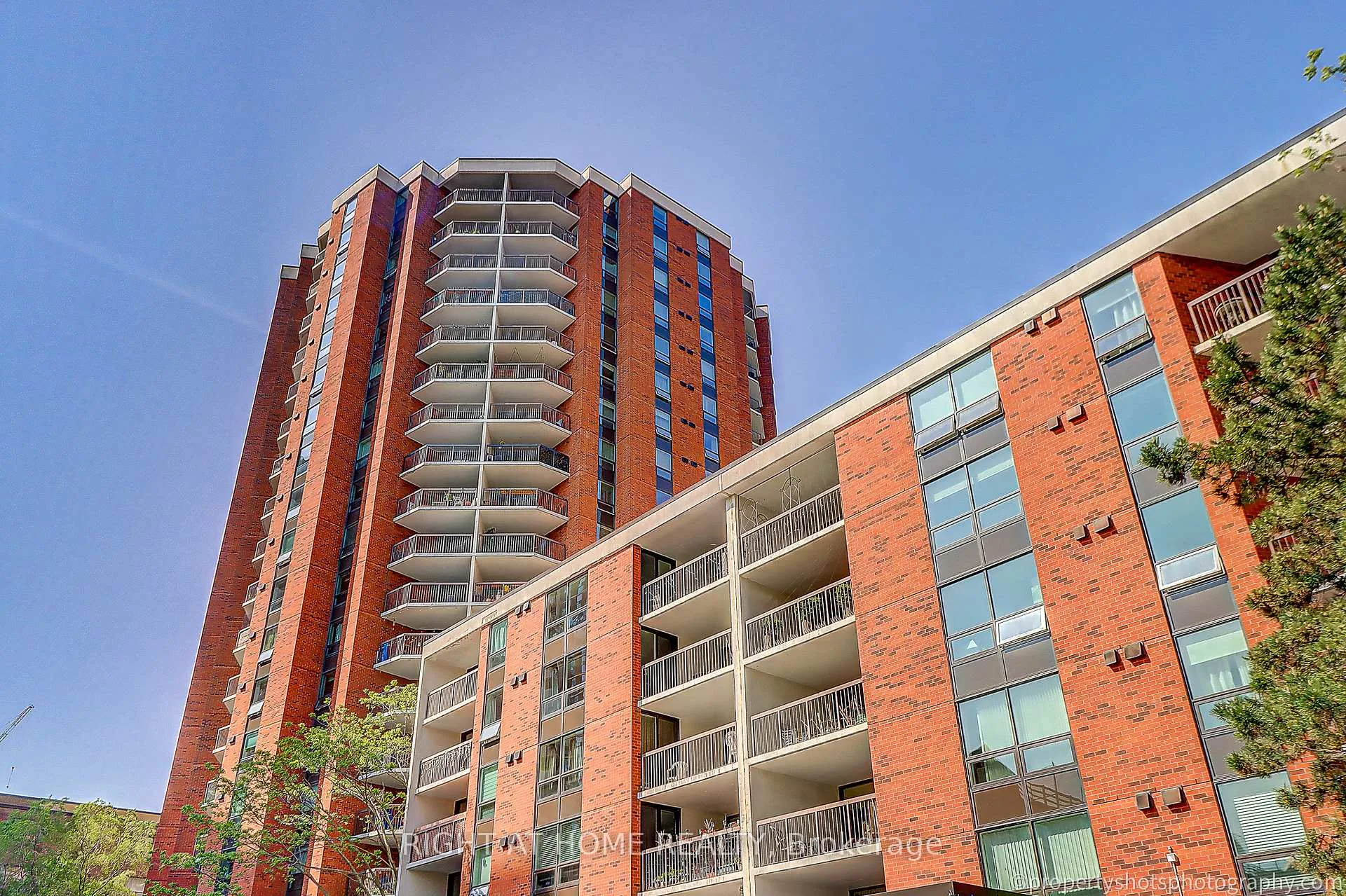 Photo 2 of Unit 1703, 77 Maitland Place, Toronto, Cabbagetown-South St. James Town — HOMEH