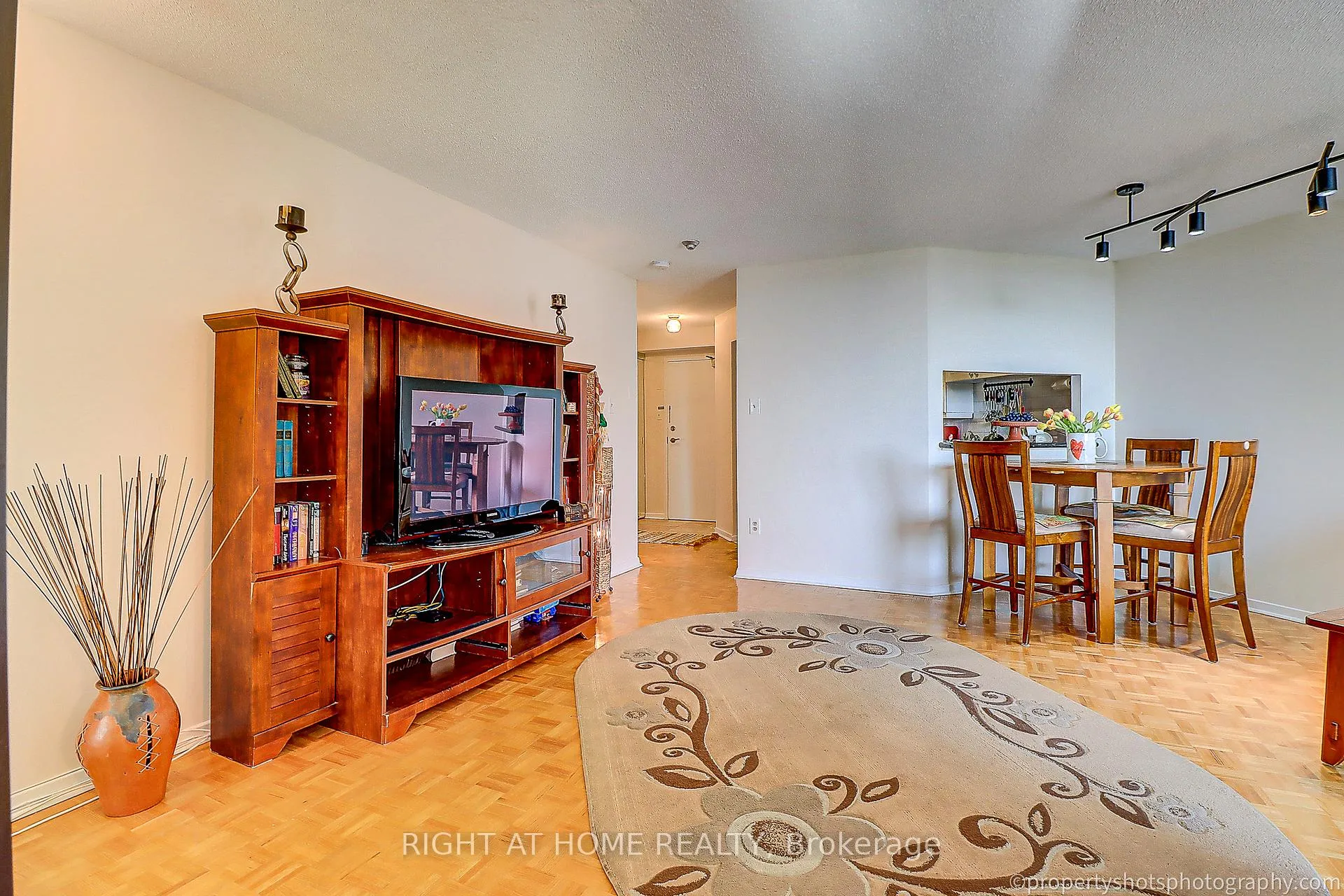 Photo 4 of Unit 1703, 77 Maitland Place, Toronto, Cabbagetown-South St. James Town — HOMEH