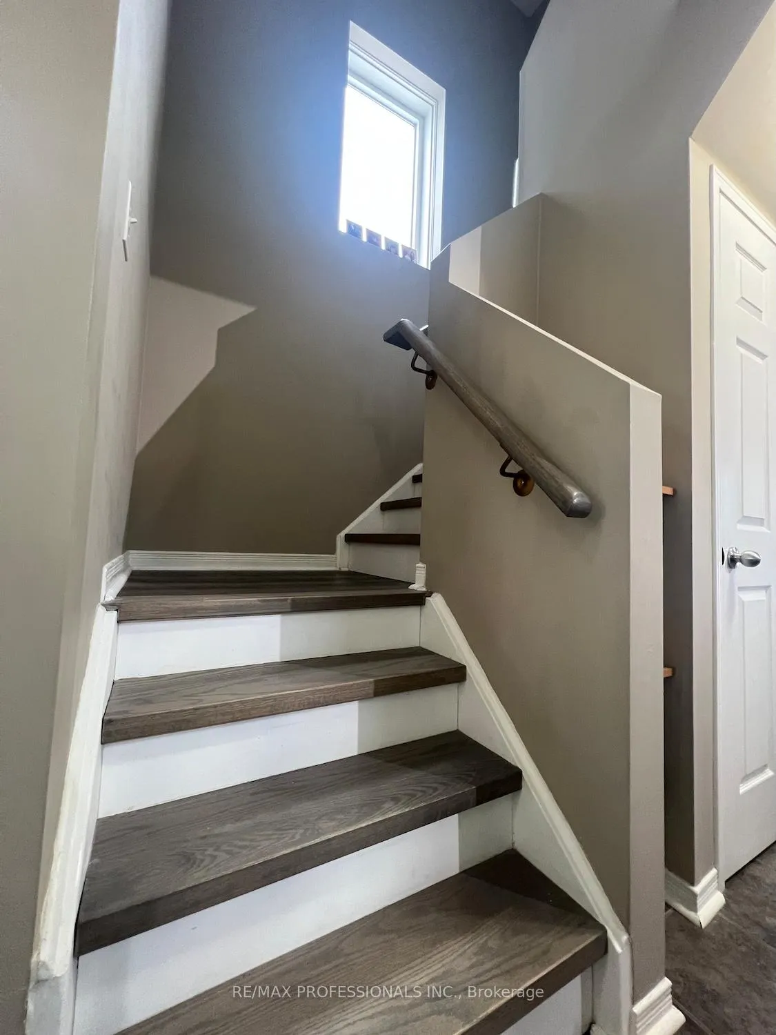 Photo 23 of 56 Beacon Road, Barrie, Holly — HOMEH