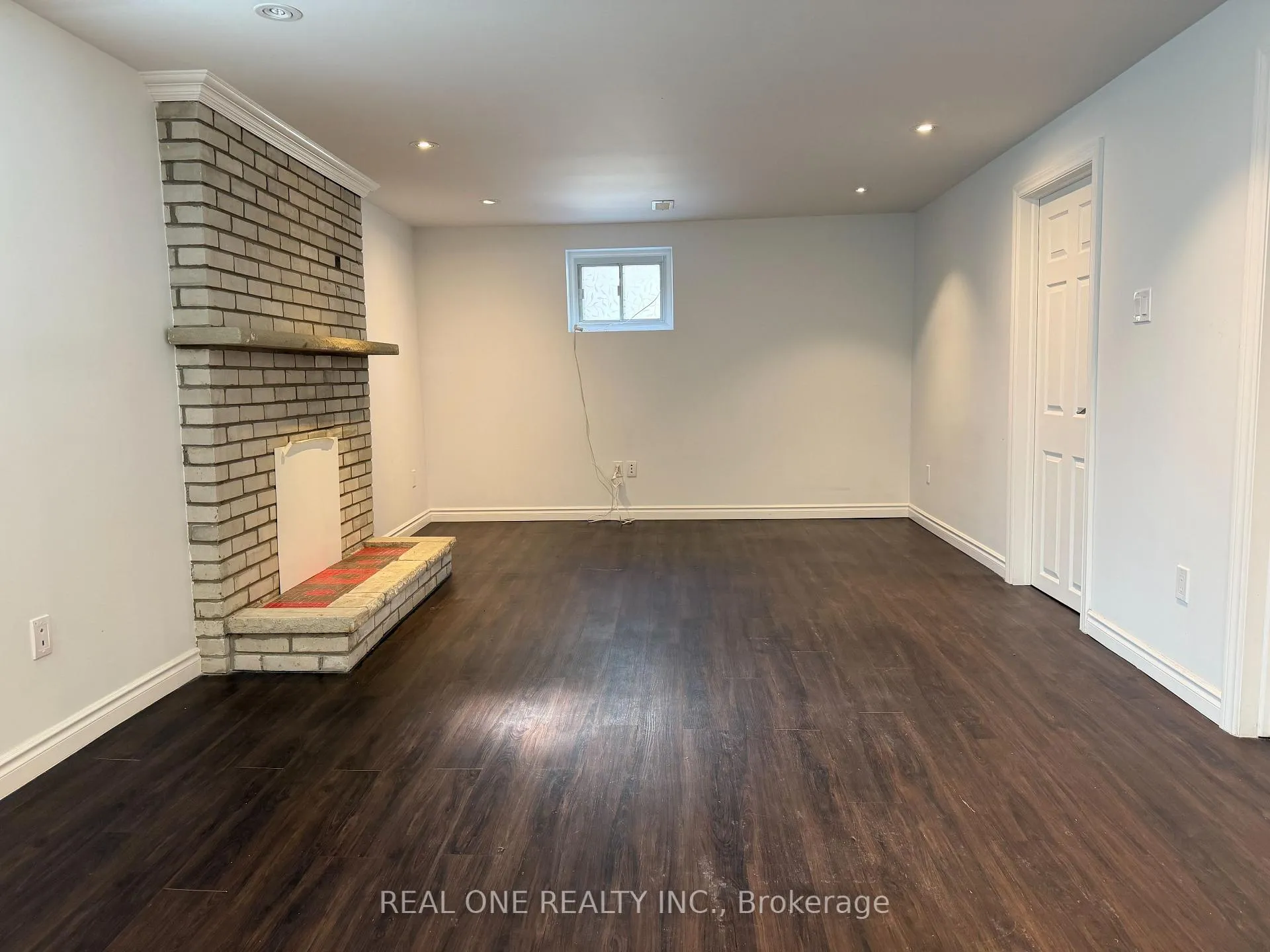 Photo 6 of Unit Basement, 104 Mentor Boulevard, North York, Hillcrest Village — HOMEH